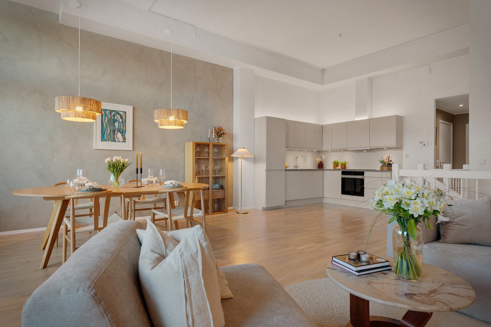 - Kjøkkenet er pent og funksjonelt med god skapplass og slette fronter, laminat benkeplate, stål oppvaskkum og ventilator - Galleribilde