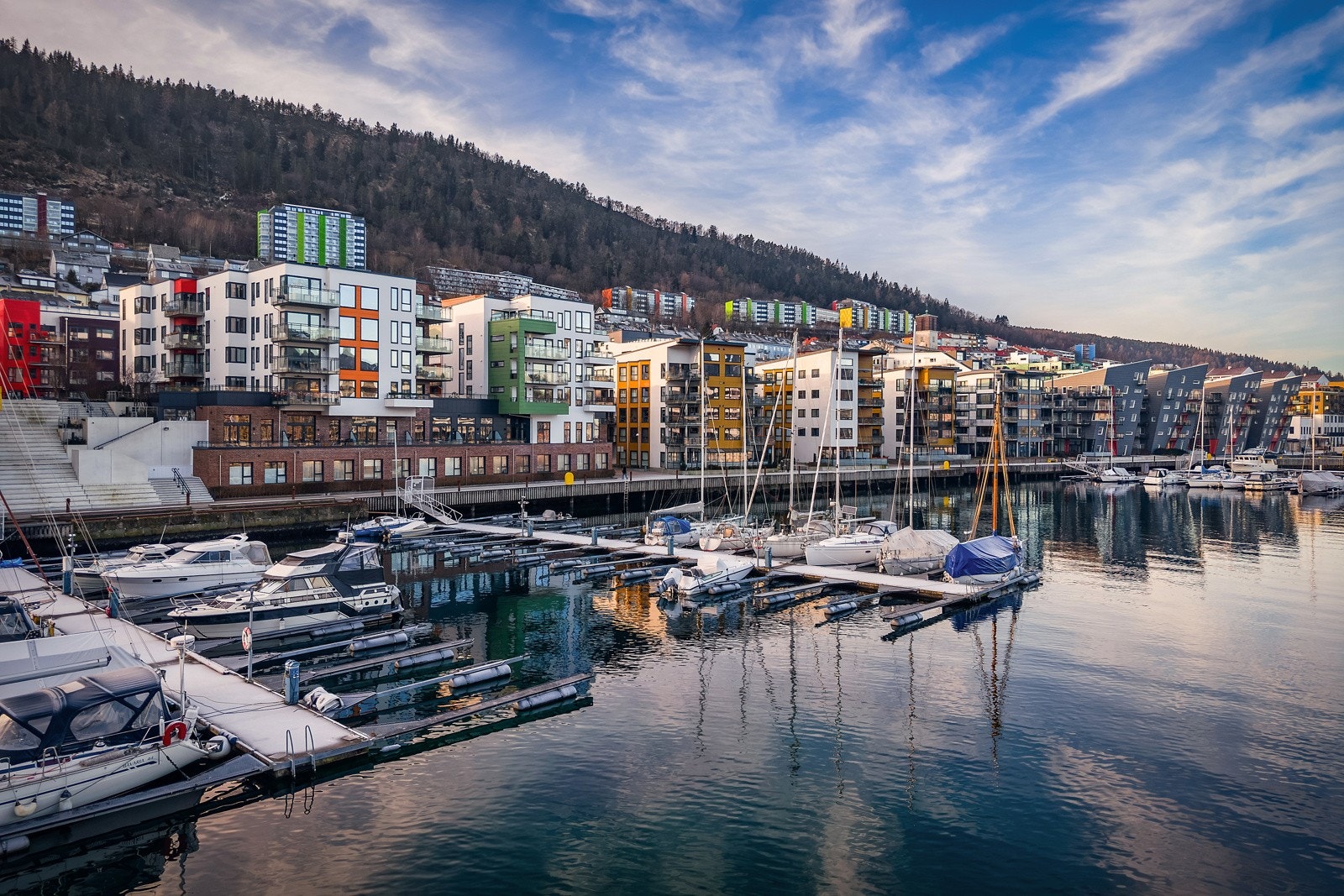 - Dette er en attraktiv og arealeffektiv bolig med god standard, flott utsikt og nærhet til servicetilbud, kollektivtransport og sentrum - Galleribilde