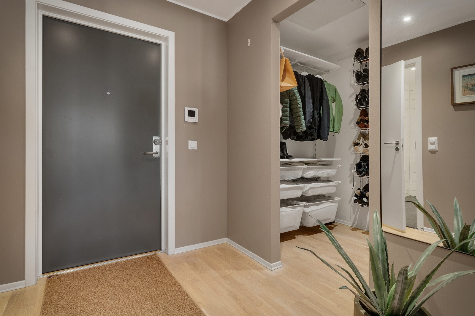 - Entréen oppleves innbydende med en fin og praktisk garderobeløsning - Galleribilde