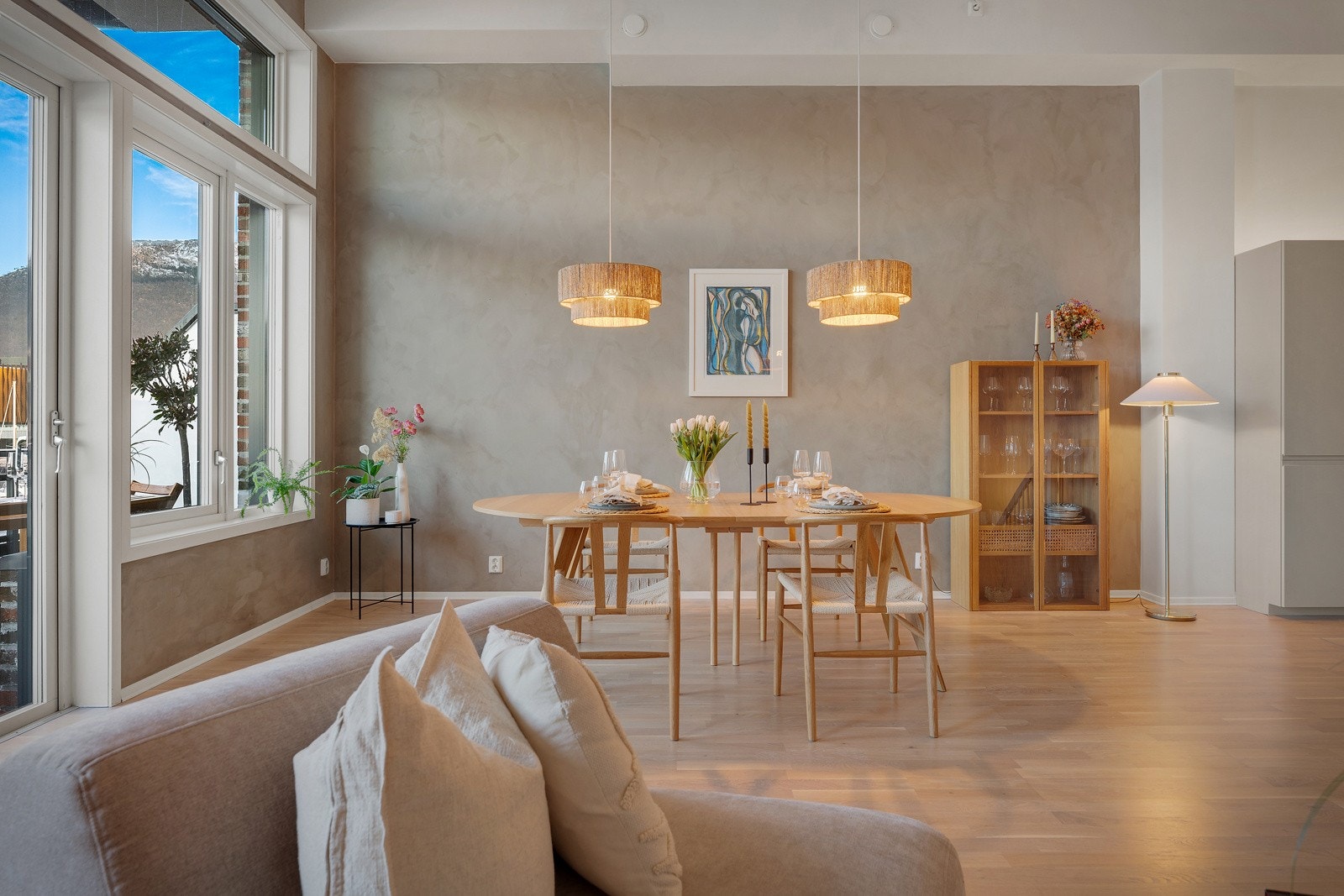 - Her er det god plass til både spisebord og sofagruppe - Galleribilde