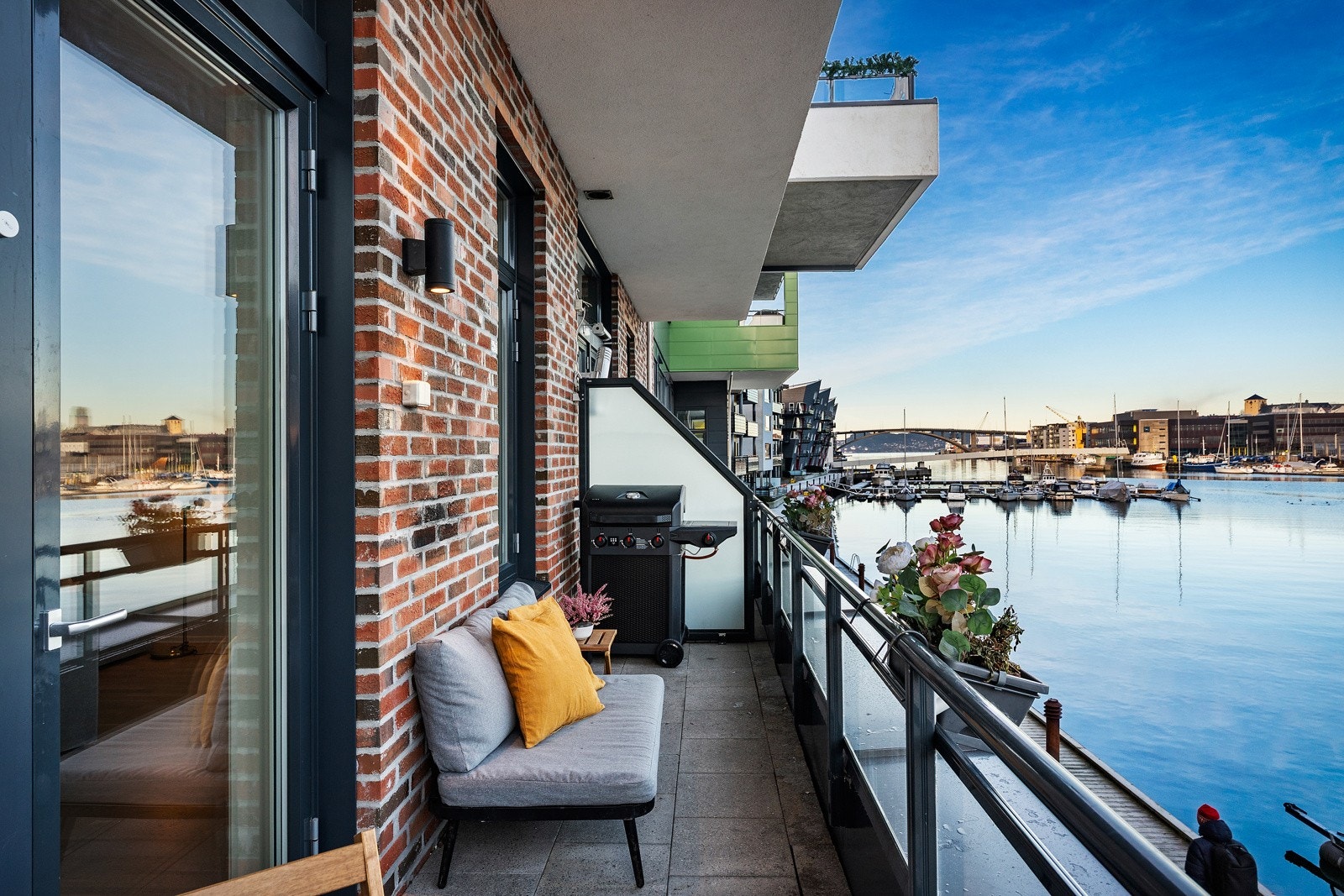 - Balkongen har plass til sittegruppe og grill - Galleribilde