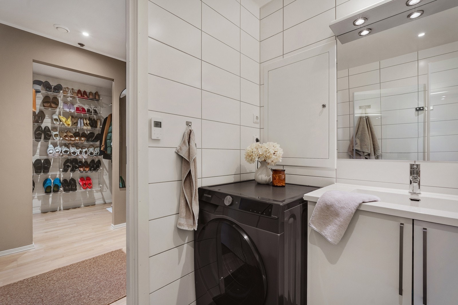 - Badene i leiligheten har flislagte gulv og vegger, vegghengte toaletter, moderne innredning og dusjløsninger med glassdører - Galleribilde