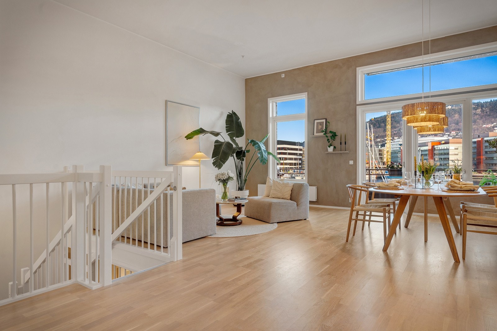 - Fra stuen leder trappen ned i 1.etasje - Galleribilde