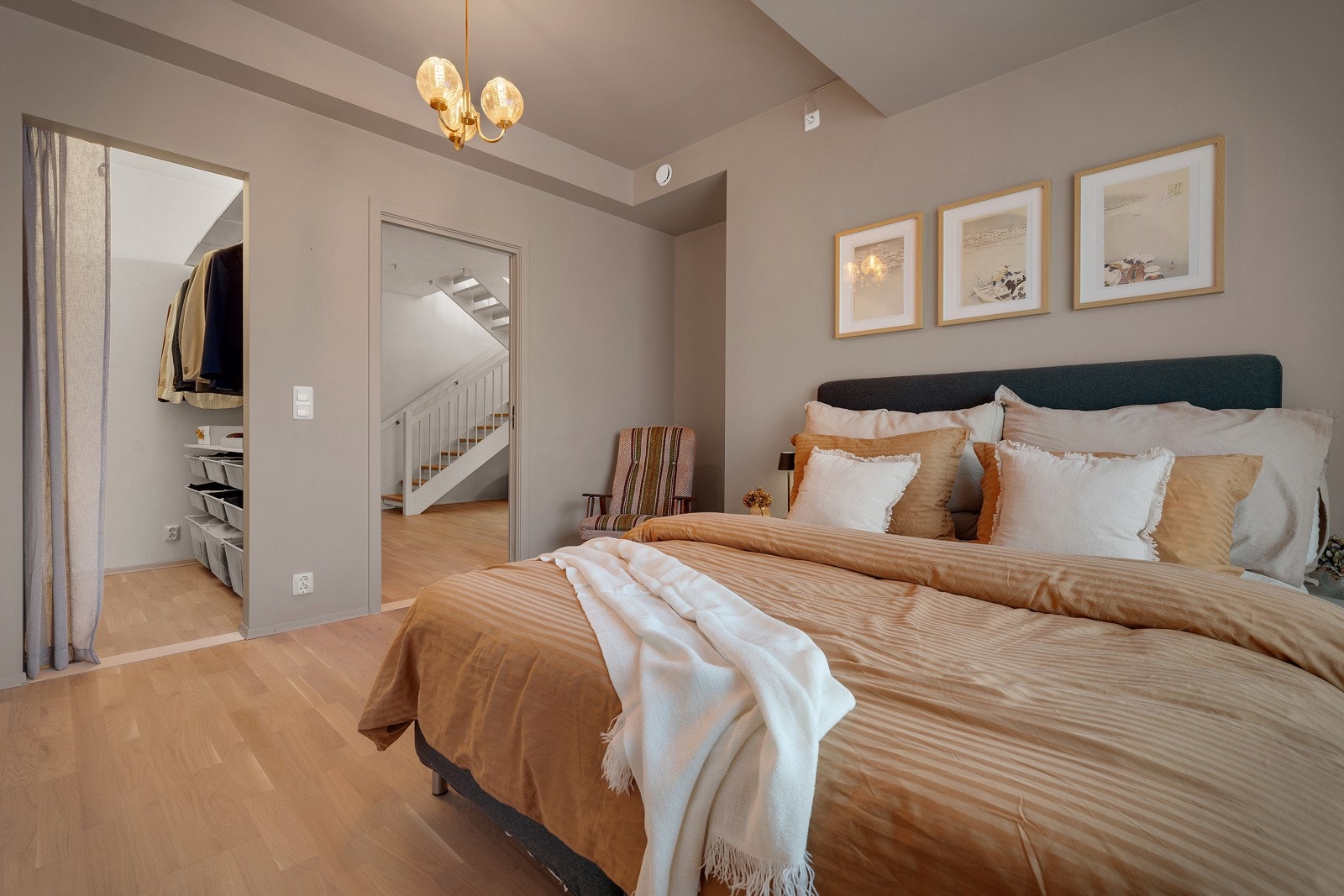 - Hovedsoverommet har egen walk-in garderobe - Galleribilde