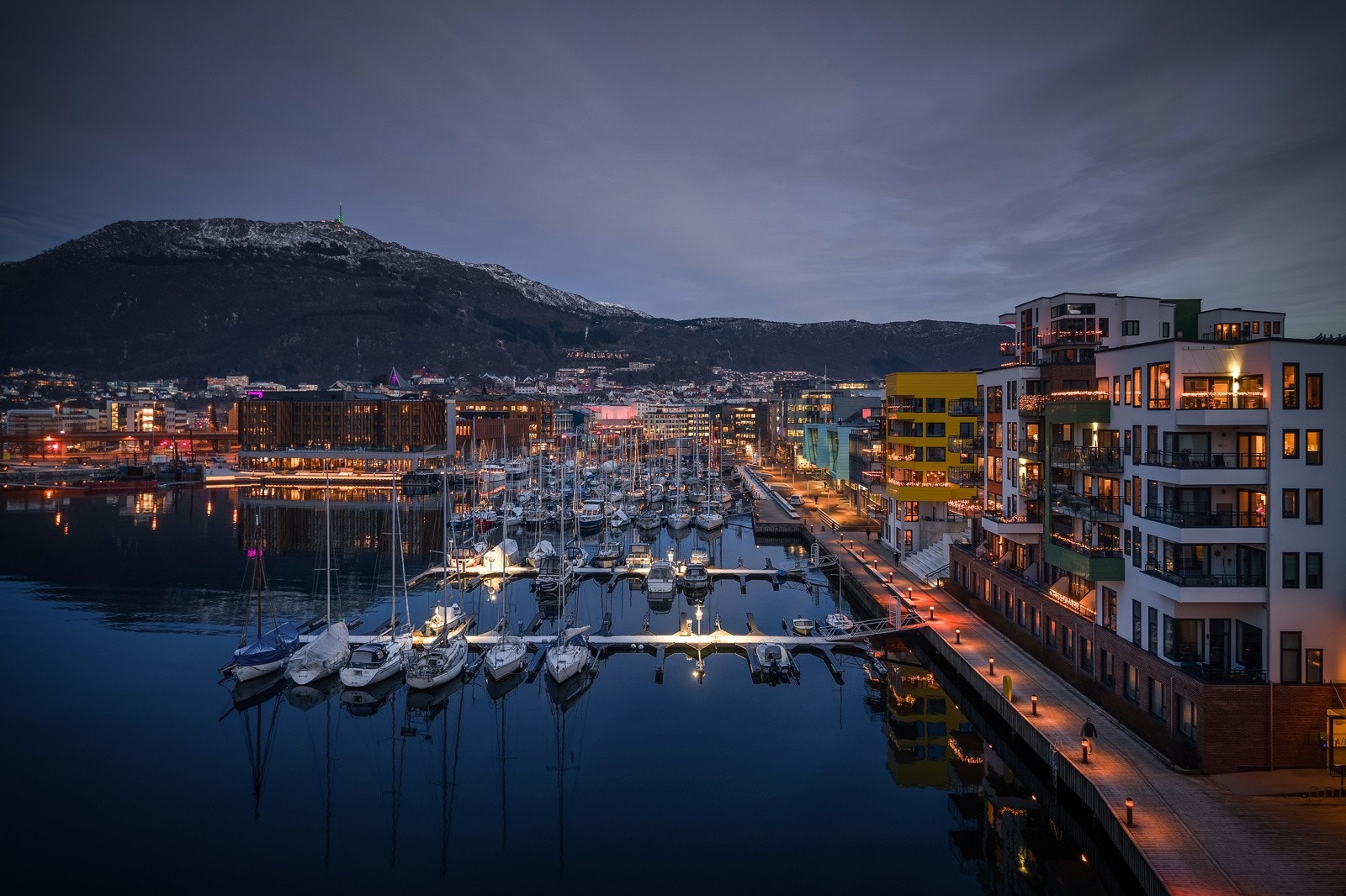 - En nydelig strandpromenade som strekker seg langs sundet har blitt et populært sted for turgåing og rekreasjon - Galleribilde