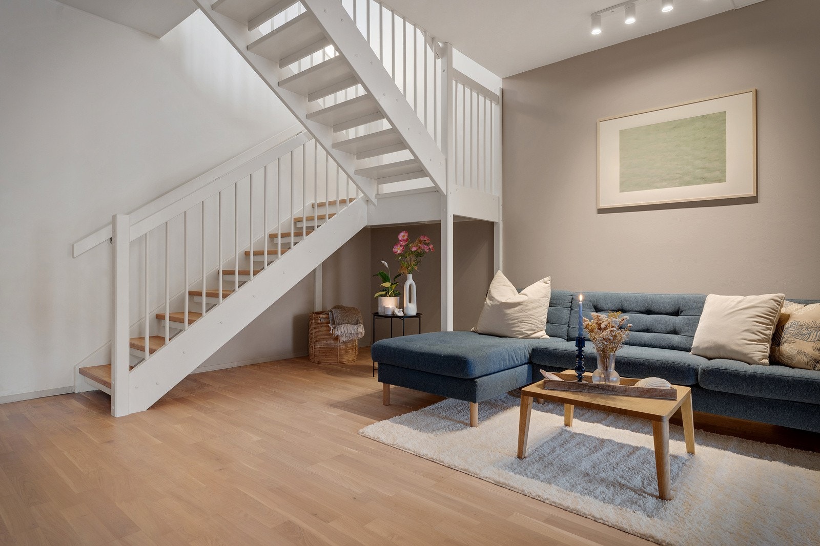 - I 1.etasjen kommer du ned i en hyggelig TV-stue som gir en ekstra oppholdsone - Galleribilde