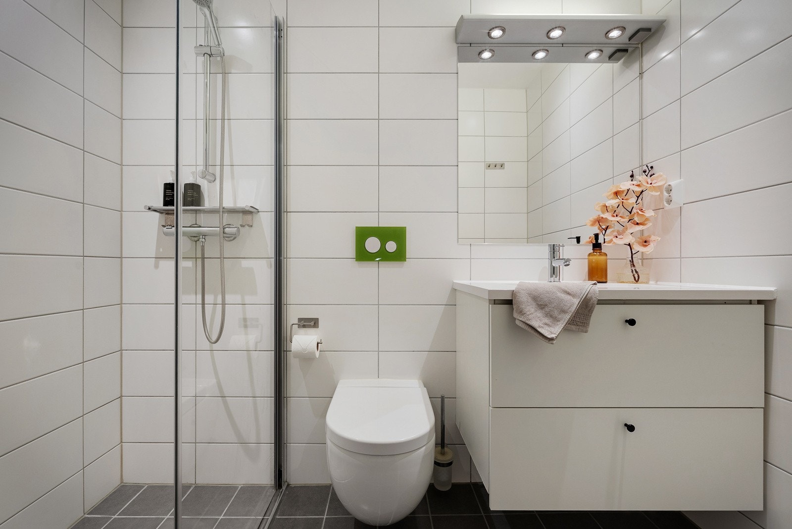 - 1.etasjen har i tillegg et pent og lyst bad - Galleribilde