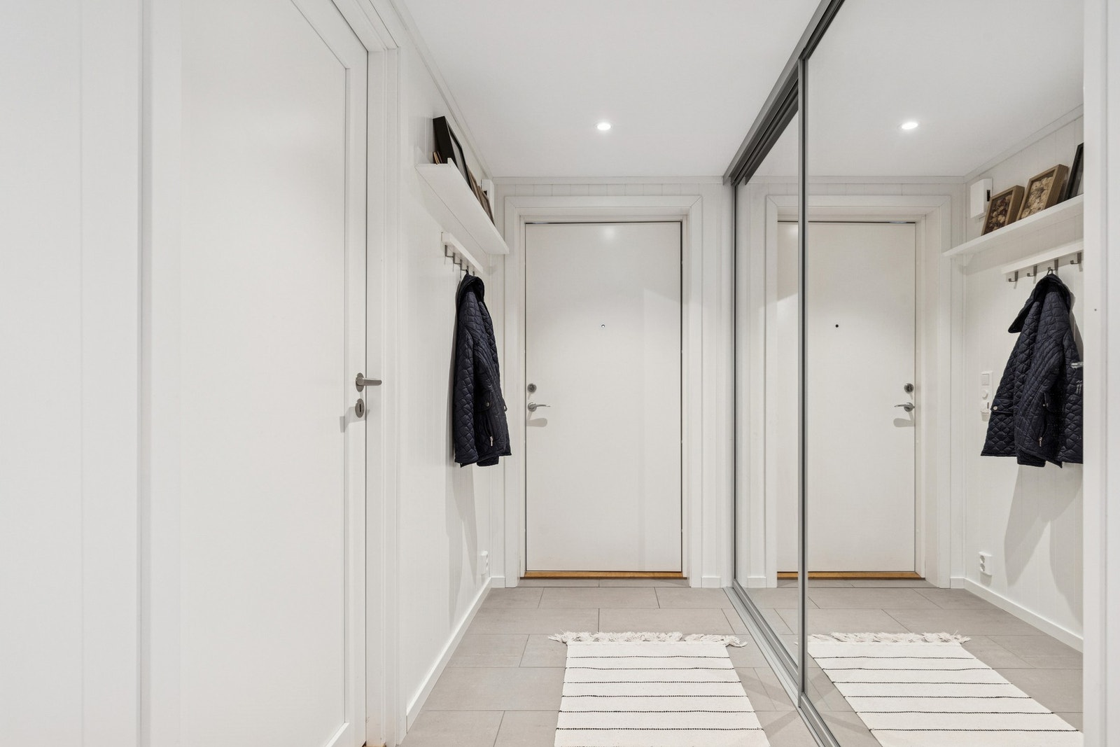 Leiligheten holder gjennomgående god standard med flislagt entré, parkett i øvrige rom, gulvvarme i entré og stue, balansert ventilasjon og elektrisk oppvarming. Galleribilde