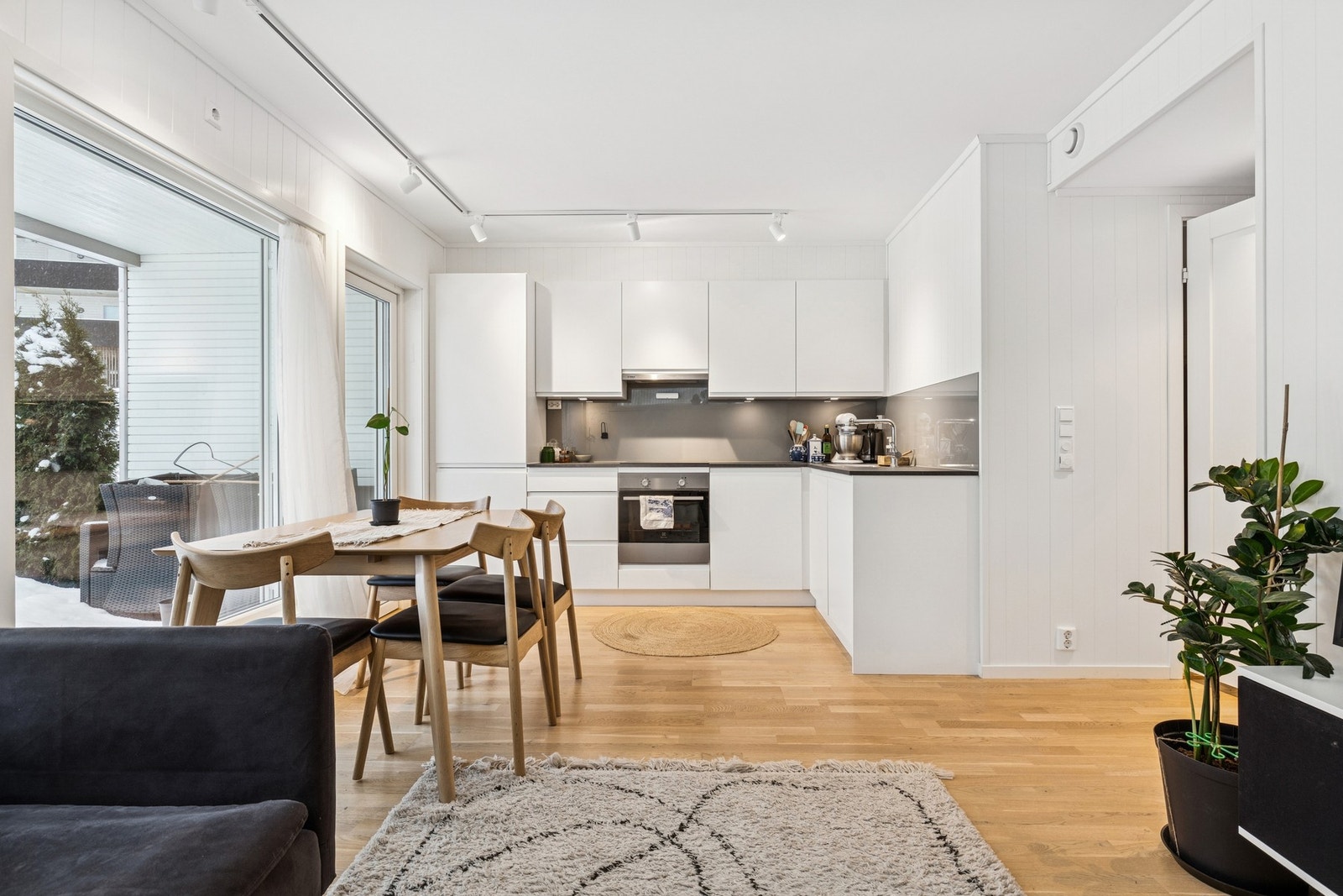 Gartnersvingen 8B er en moderne og lettstelt selveierleilighet fra 2020, beliggende i 1. etasje i firemannsbolig på Maura. Galleribilde