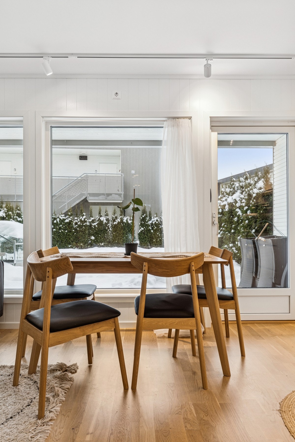 Videre inn i leiligheten møtes du av en åpen stue- og kjøkkenløsning. Galleribilde