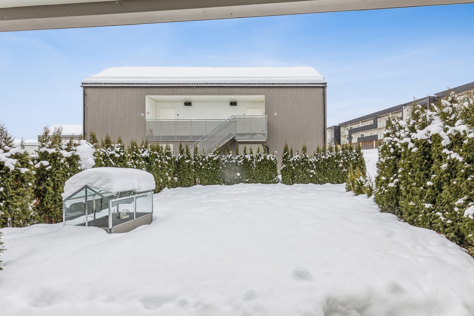 Leiligheten ligger i et rolig og barnevennlig område på Maura i Nannestad, ca. 1,3 km fra sentrum. Galleribilde