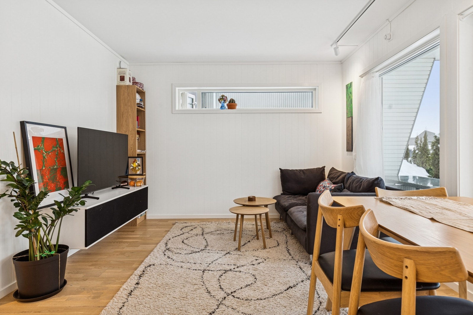 Stuen har gode vindusflater som slipper inn rikelig med naturlig lys, og er utstyrt med automatiske persienner. Galleribilde