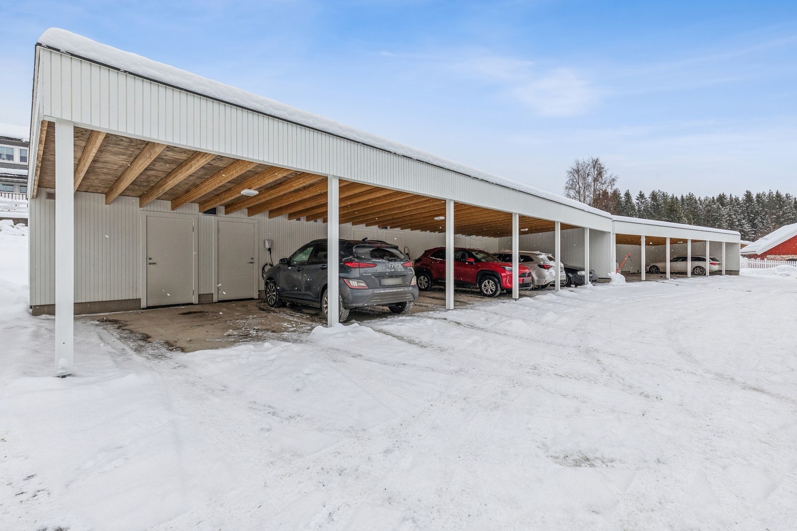 Leiligheten disponerer en biloppstillingsplass i felles carport med elbillader. I tillegg har sameiet felles parkeringsplasser. Galleribilde