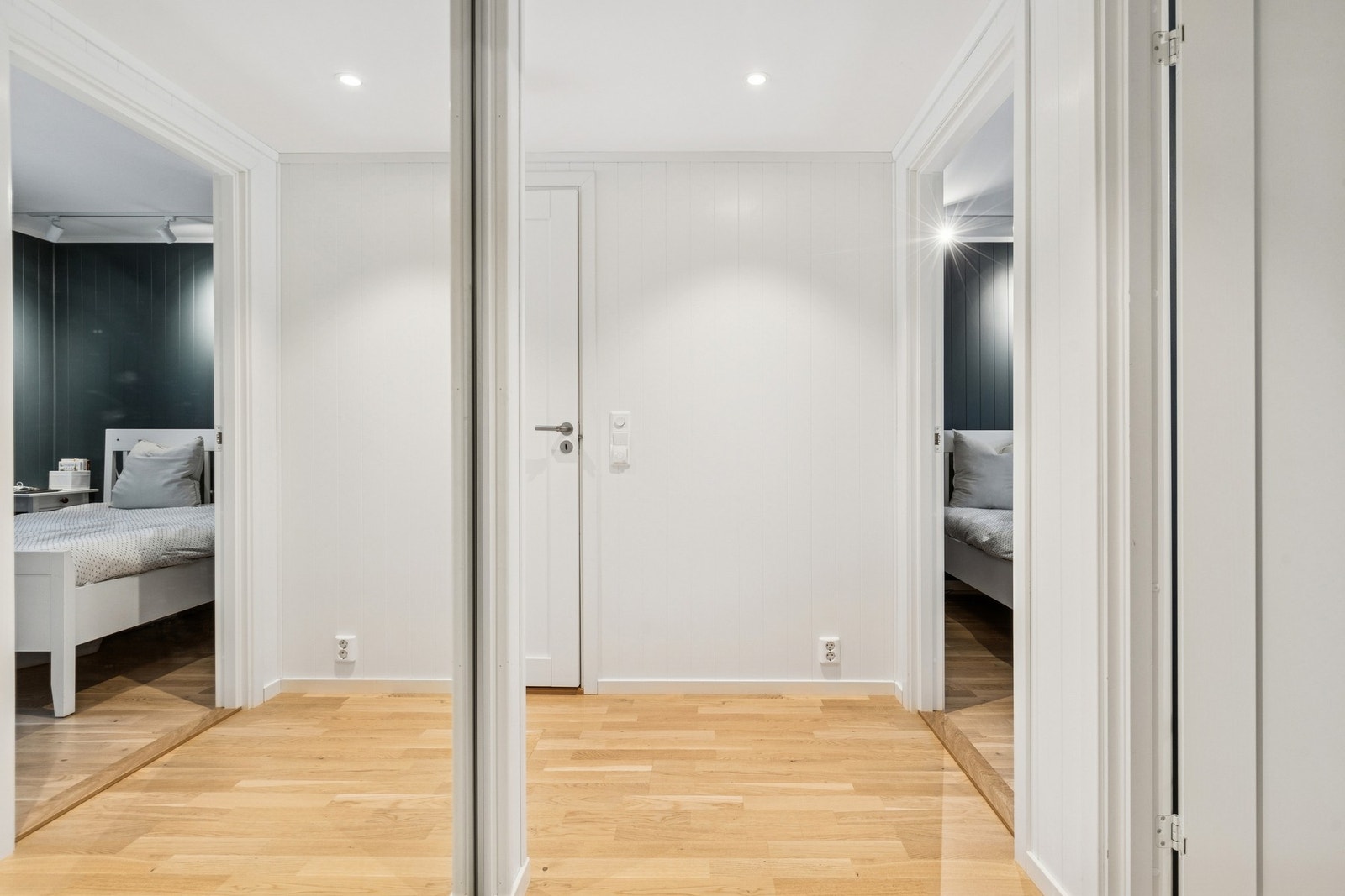 Entréen er utstyrt med en praktisk, dobbel skyvedørsgarderobe med speilfronter. Galleribilde