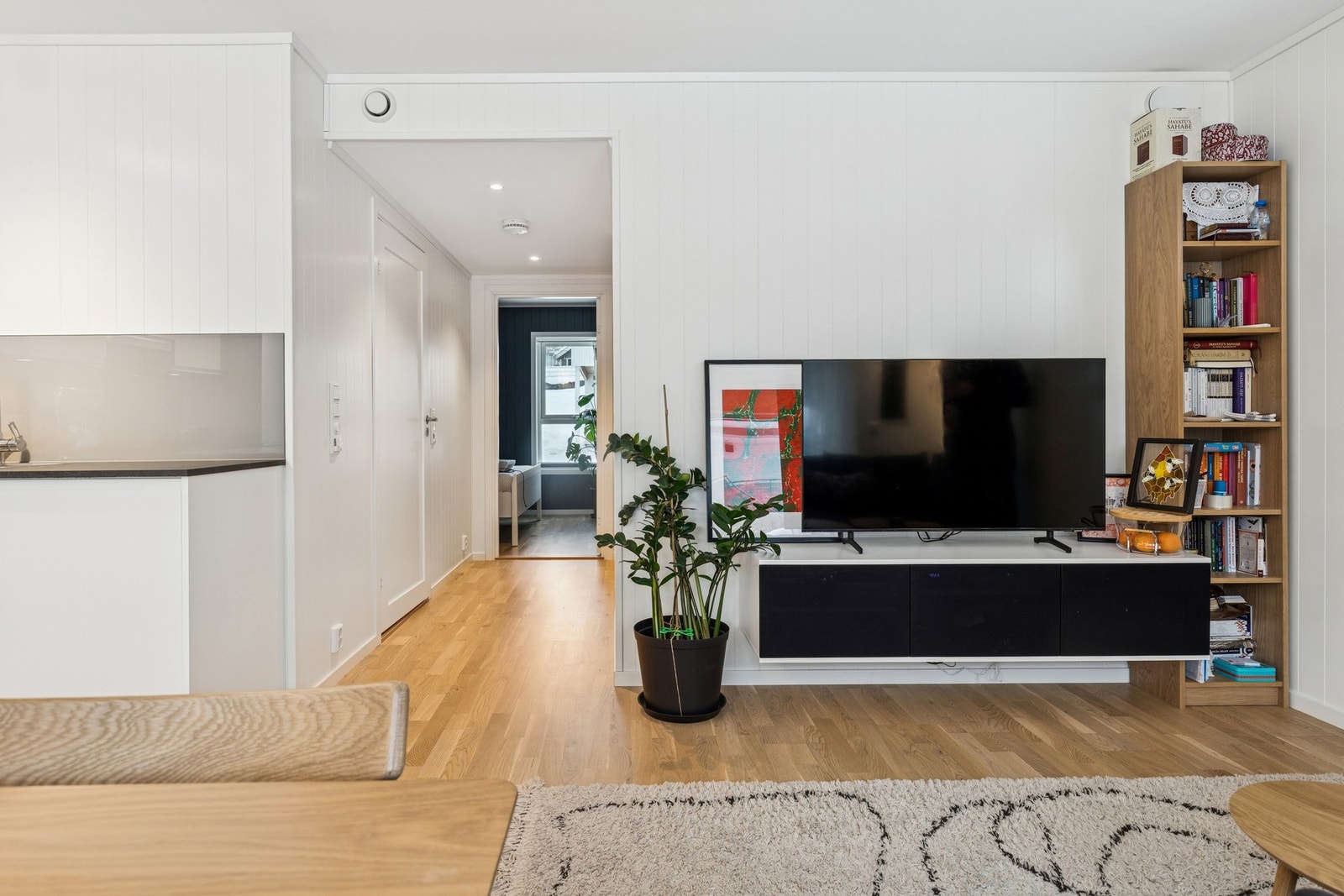 Planløsningen gir god plass til både sofagruppe og spisebord. Galleribilde