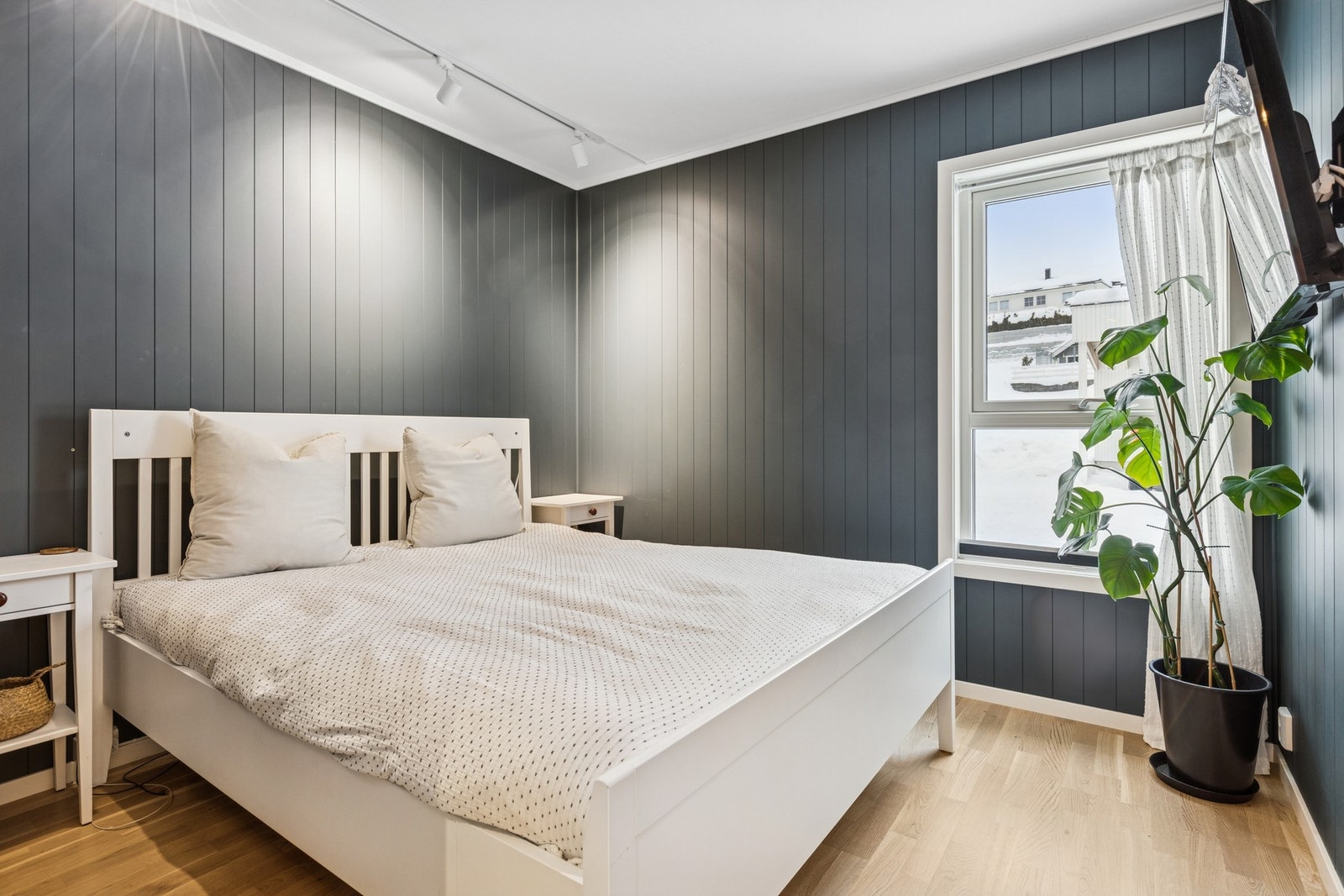 Hovedsoverommet er utstyrt med skyvedørsgarderobe. Galleribilde