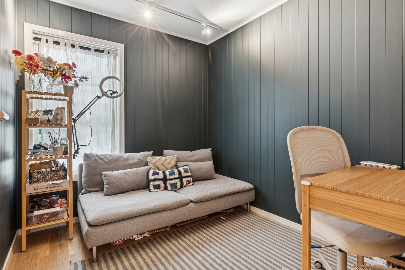 Begge soverommene er malt i mørke fargetoner, som gir et lunt uttrykk og gode muligheter for personlig innredning. Galleribilde