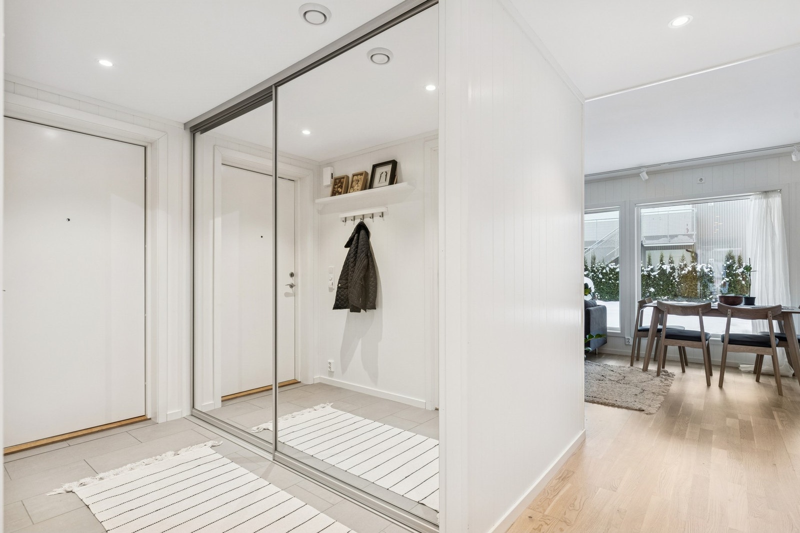 Perfekt for oppbevaring av yttertøy og sko. Galleribilde