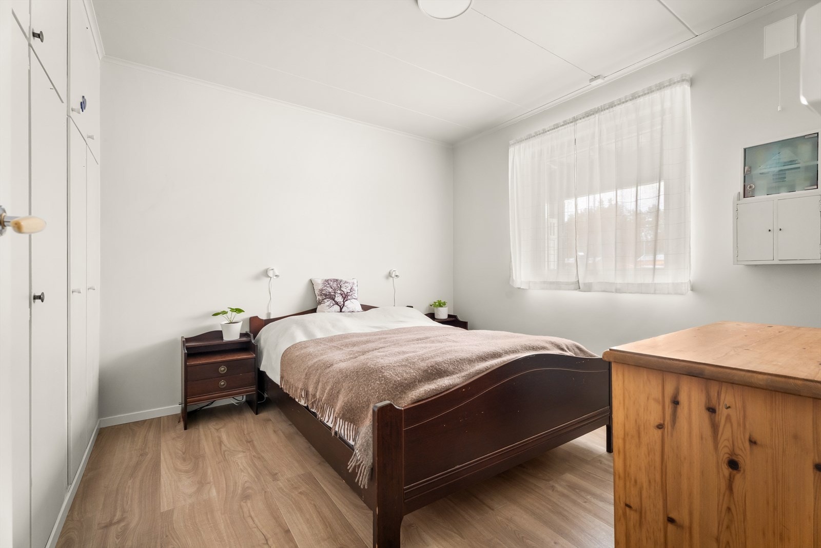 Boligen har to soverom i 1. etasje. Overflater er i hovedsak pusset opp i 2024-2025, med unntak av ett soverom som ikke er oppgradert. Gulv med laminat og belegg. Galleribilde