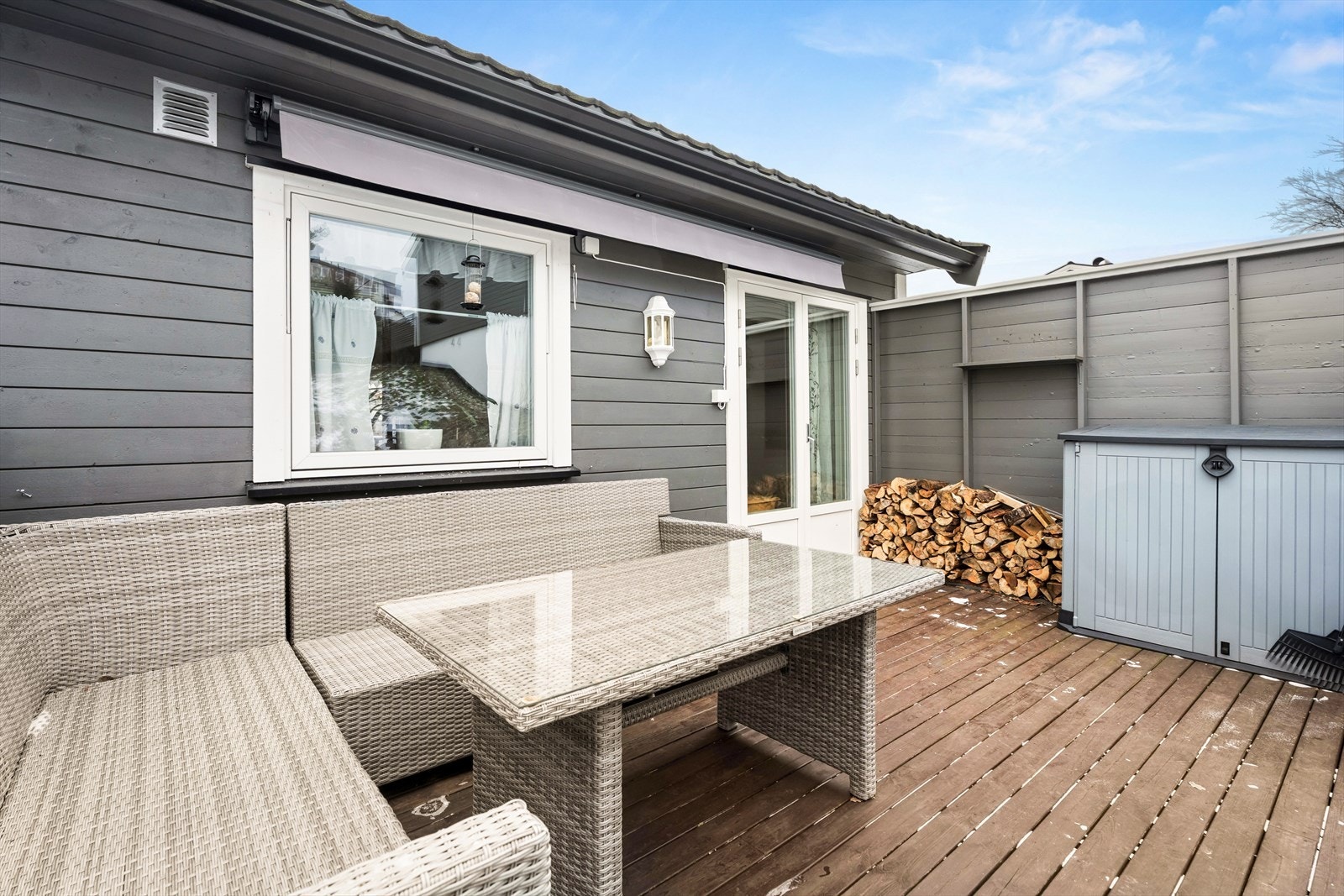 Fra kjøkkenet har du adkomst til en romslig vestvendt terrasse. Galleribilde