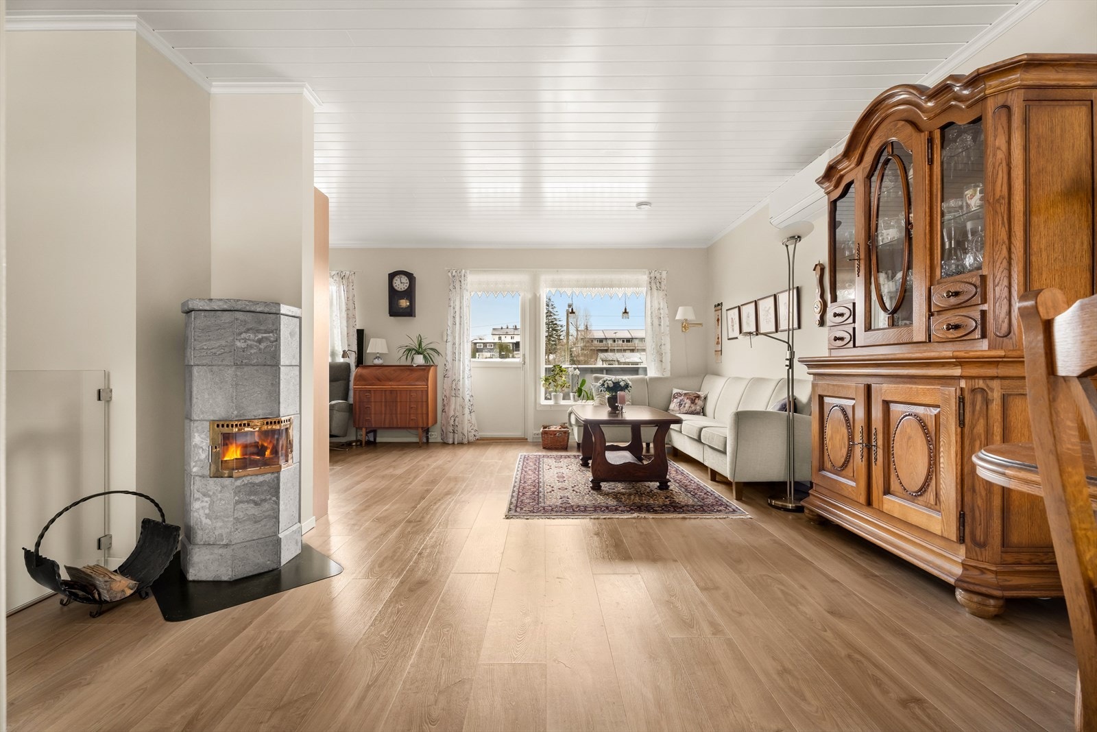 Velkommen inn til boligen - 2. etasje inneholder kjøkken, stue og adkomst til 2 romslige uteplasser. Galleribilde