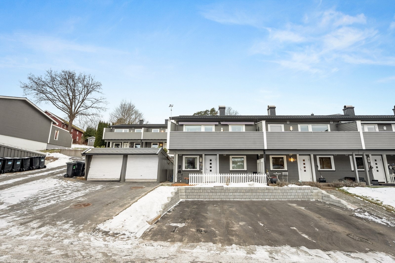 2 biloppstillingsplasser der det er asfaltert foran boligen. I tillegg medfølger det egen garasjeplass (den nærmeste). Det er installert elbillader. Galleribilde