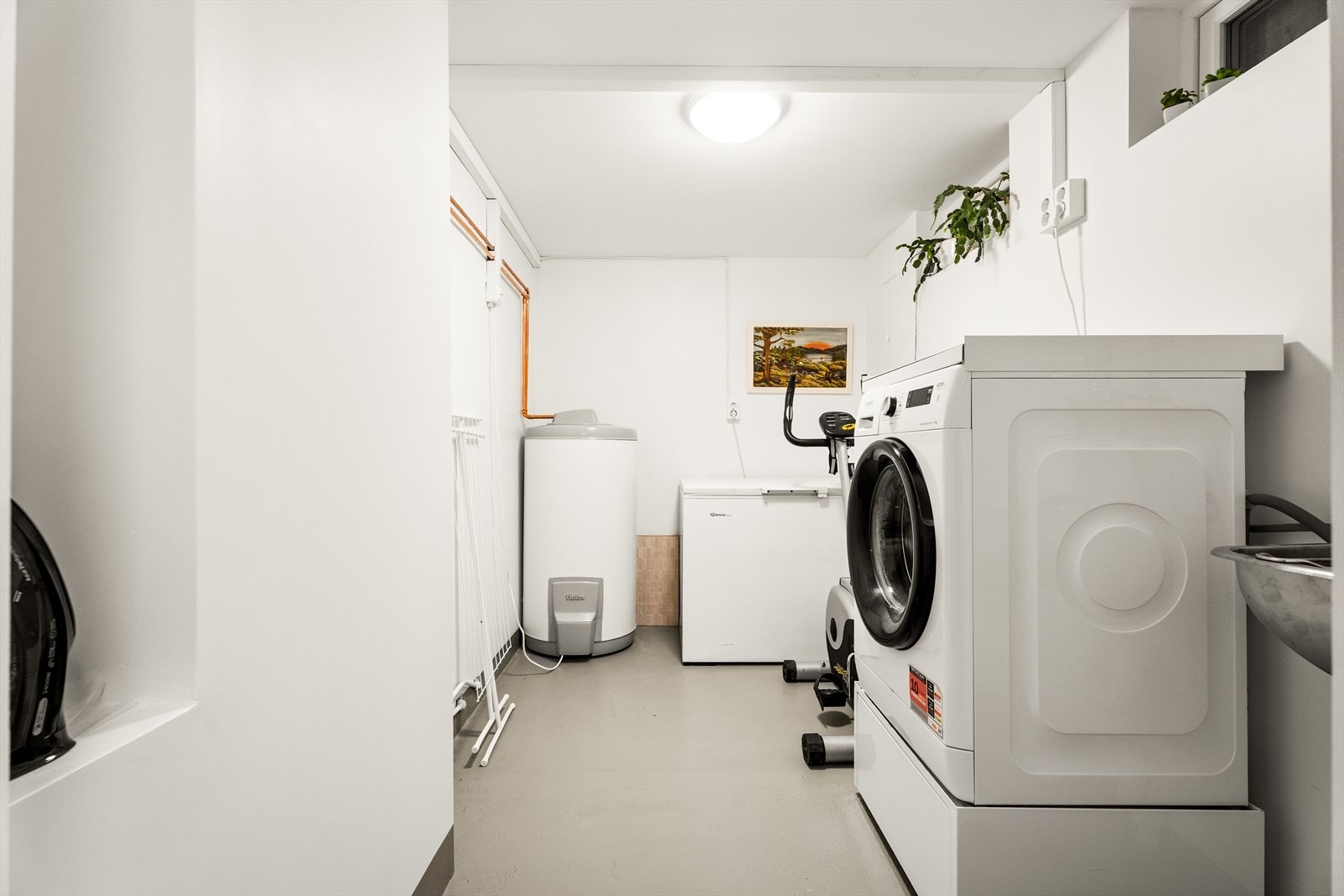 Vaskerommet ligger i 1. etasje og ble pusset opp i 2024. Det er utslagsvask, opplegg for vaskemaskin og varmtvannsbereder på ca. 190 liter (produksjonsår 2024). Galleribilde