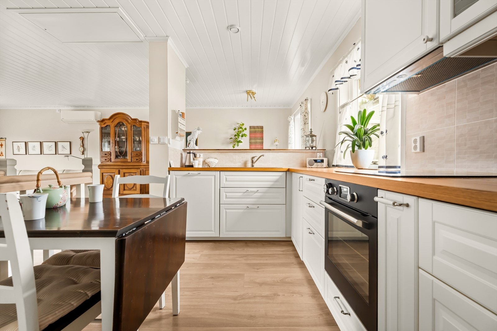 Kjøkkenet er utstyrt med kjøl/fryseskap, komfyr, induksjonstopp, oppvaskmaskin og ventilator med avtrekk ut. Det er montert komfyrvakt, men det er ikke elektronisk waterstop-funksjon under benk. Galleribilde