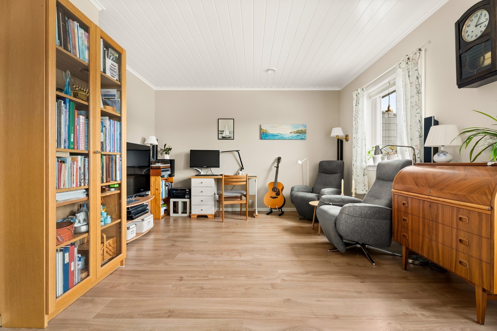 Boligen har blitt gjennomgående oppgradert i 24/2025 med bl.a. nye overflater, kjøkken og øvrige tekniske installasjoner. Galleribilde