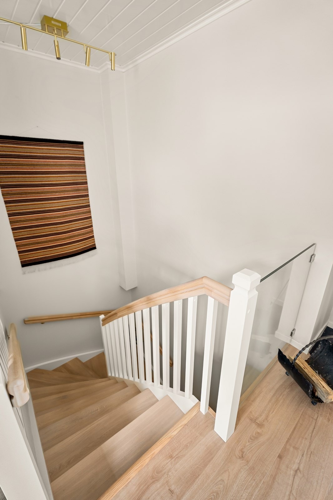 Innvendig trapp er lakkert og har eiketrinn. Trappen ble montert ny i 2025. Galleribilde