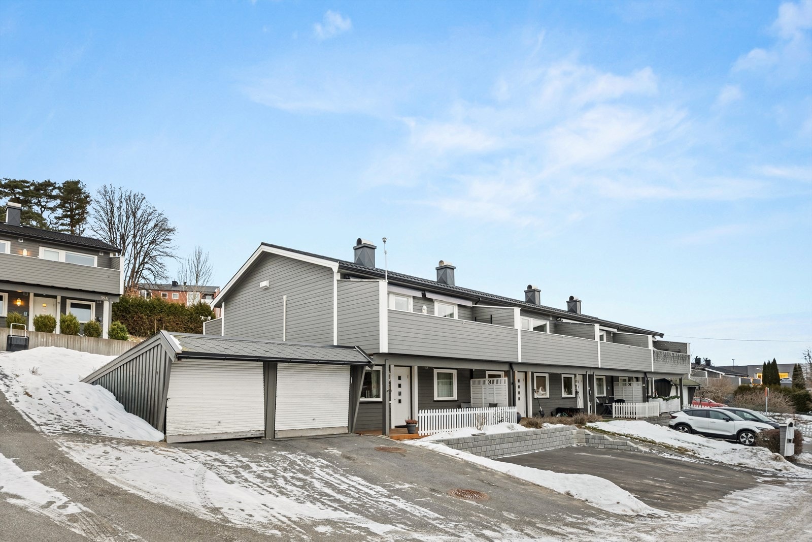 Velkommen til Høiendal 13C, et innbydende ende rekkehus over to plan, presentert av Nvar G. Helan v/DNB Eiendom Fredrikstad. Galleribilde