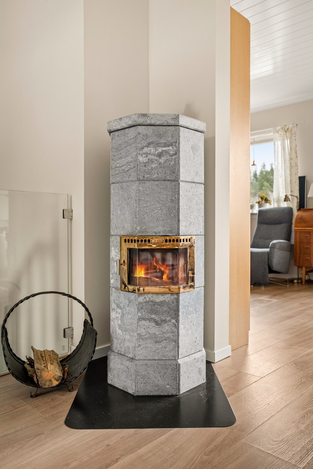 Oppvarming skjer via luft-til-luft varmepumpe (2025), klebersteinsovn i stue samt elektrisk oppvarming. Bad har elektriske varmekabler. I tillegg sørger den balanserte ventilasjonen for jevn luftgjennomstrømning. Galleribilde