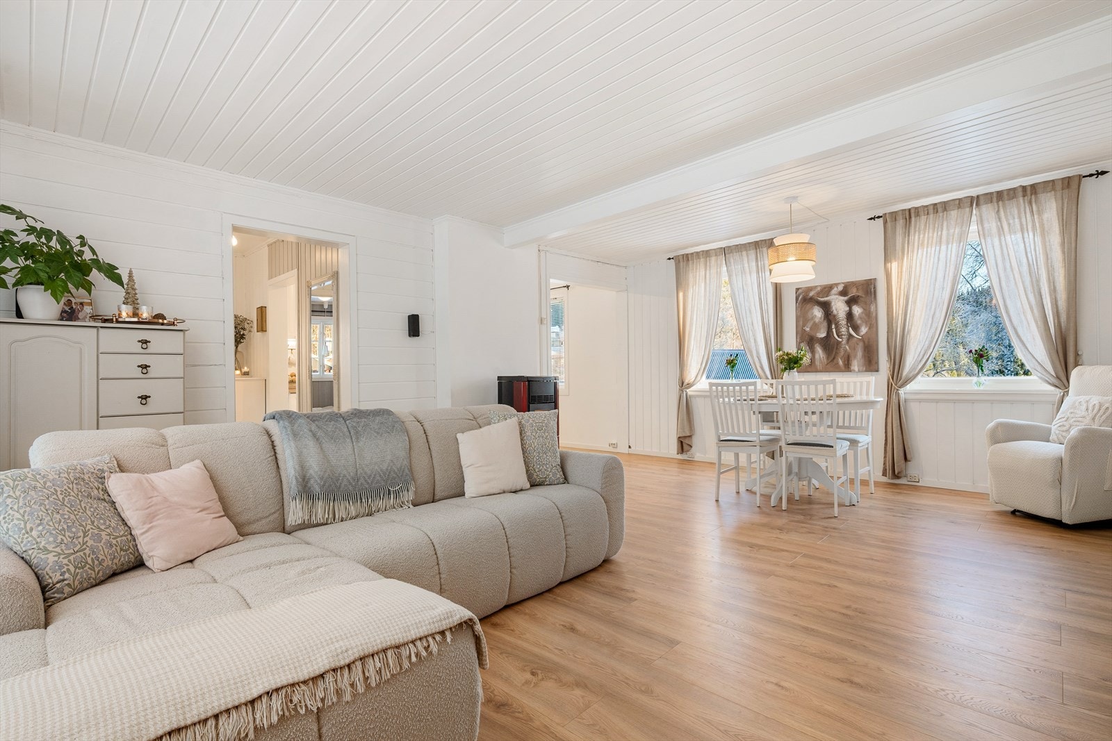 Stue: Romslig med god plass til sittegrupper. Galleribilde