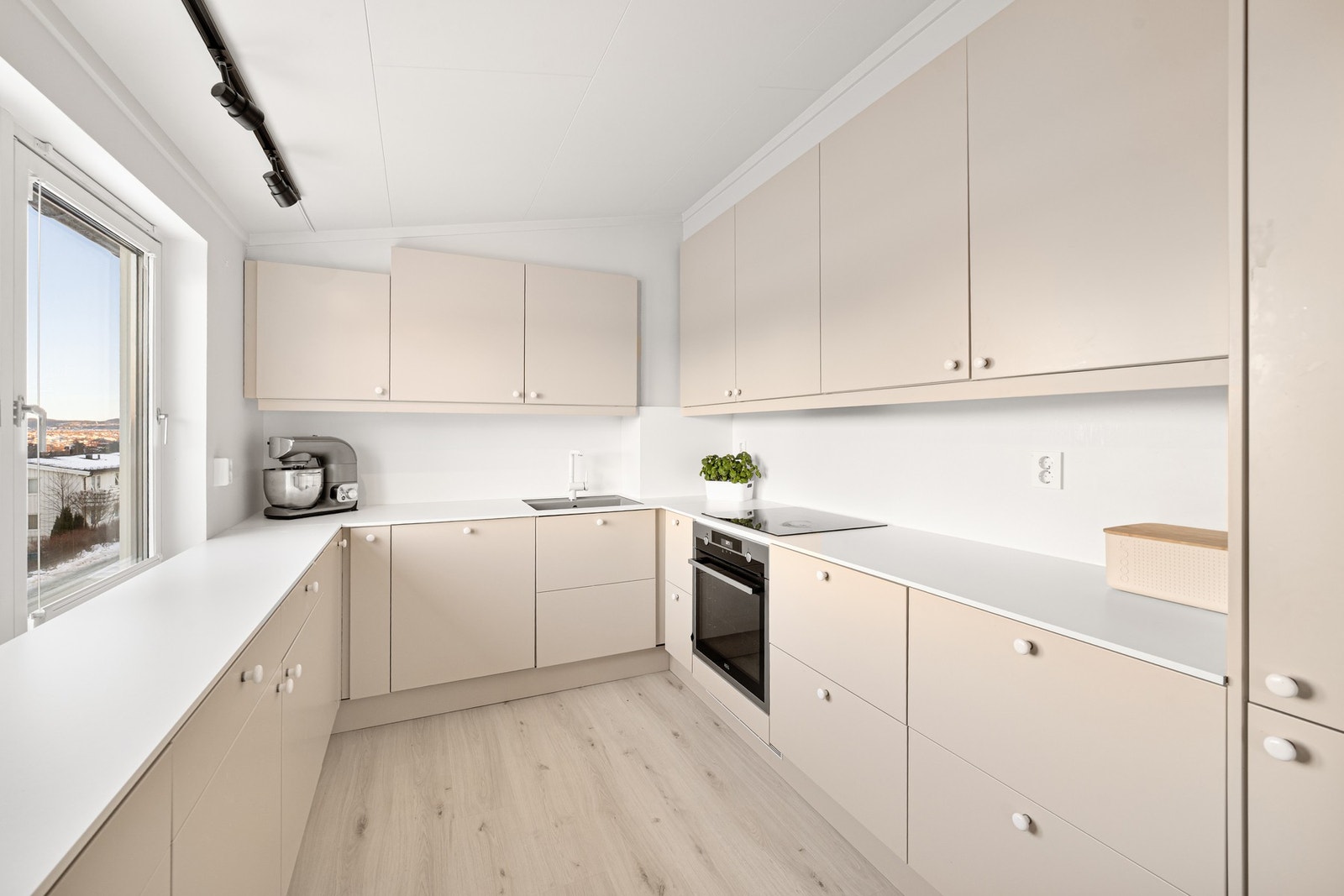 Kjøkkenet ble pusset opp i 2024 og har fått TG0 av takstmann. Galleribilde