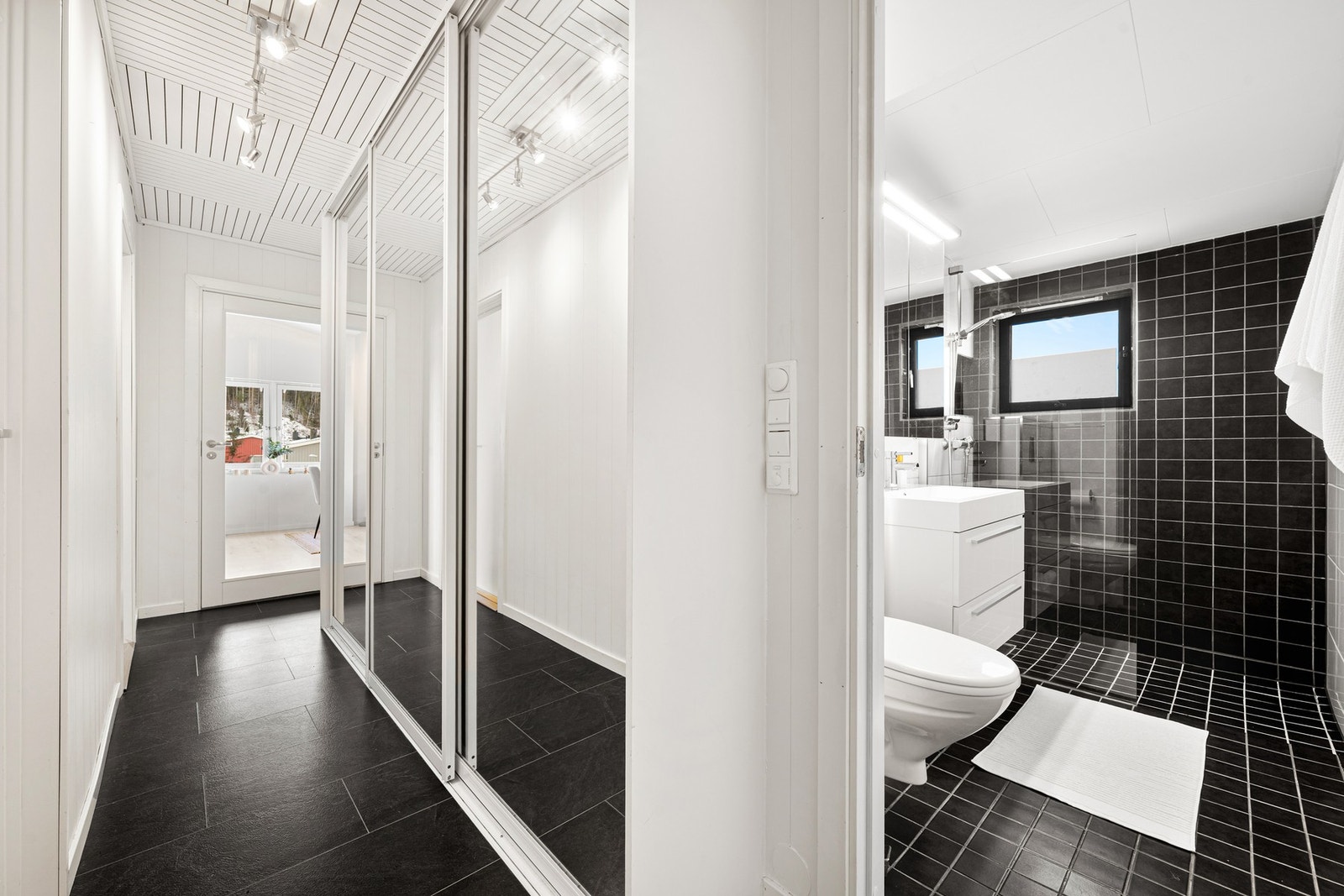 Gang med stor skyvedørsgarderobe. Galleribilde