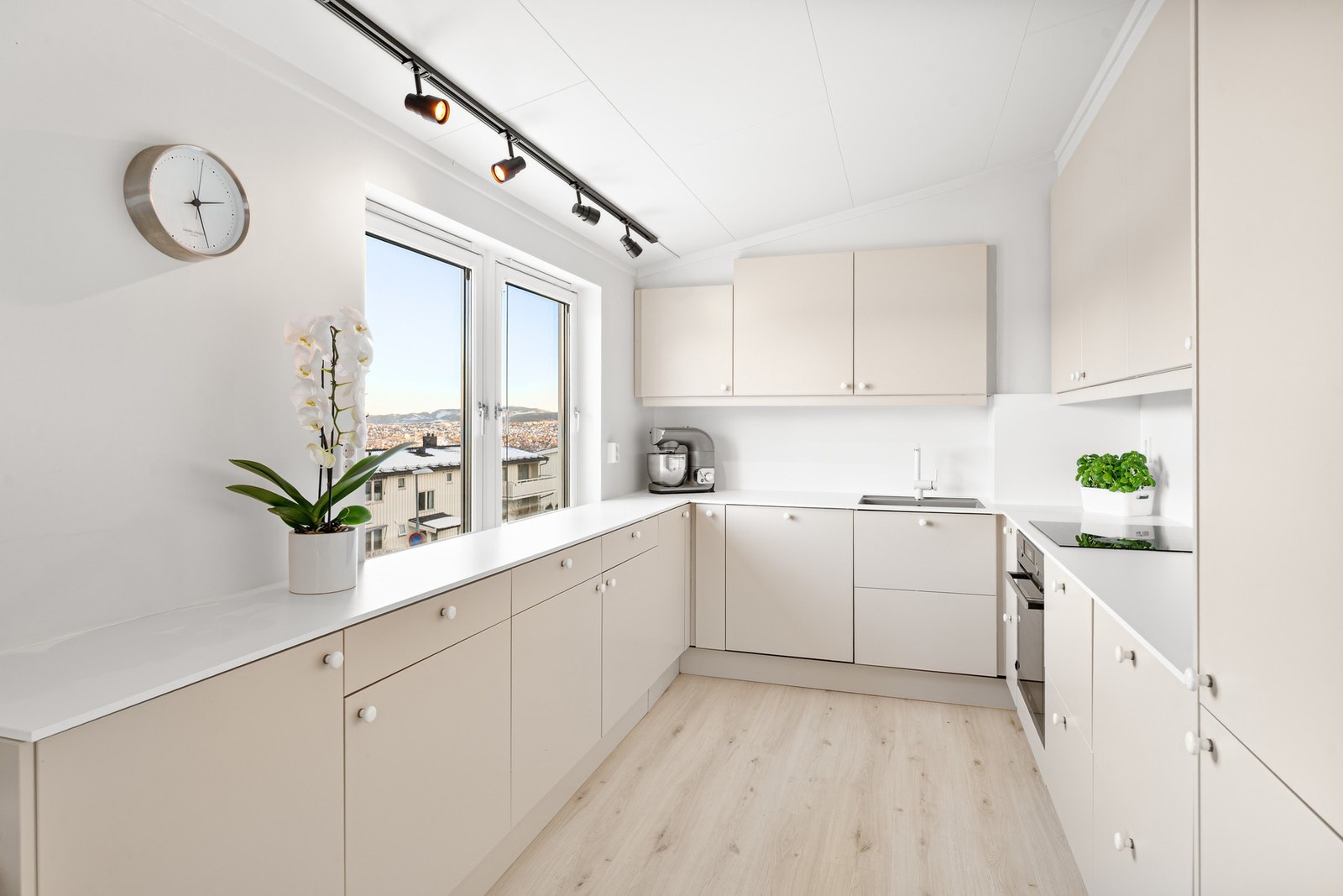 Delikat kjøkken med integrerte hvitevarer. Galleribilde