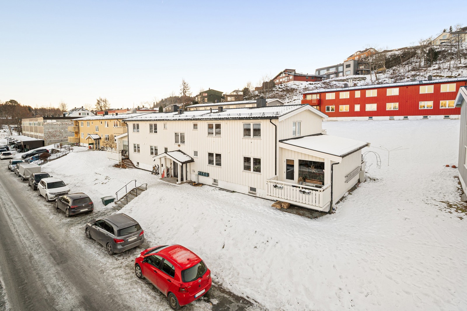 Det er tilgjengelige el-billadere og gratis gateparkering rett utenfor. Borettslaget leier også ut 51 frittstående garasjer og 63 parkeringsplasser. Galleribilde