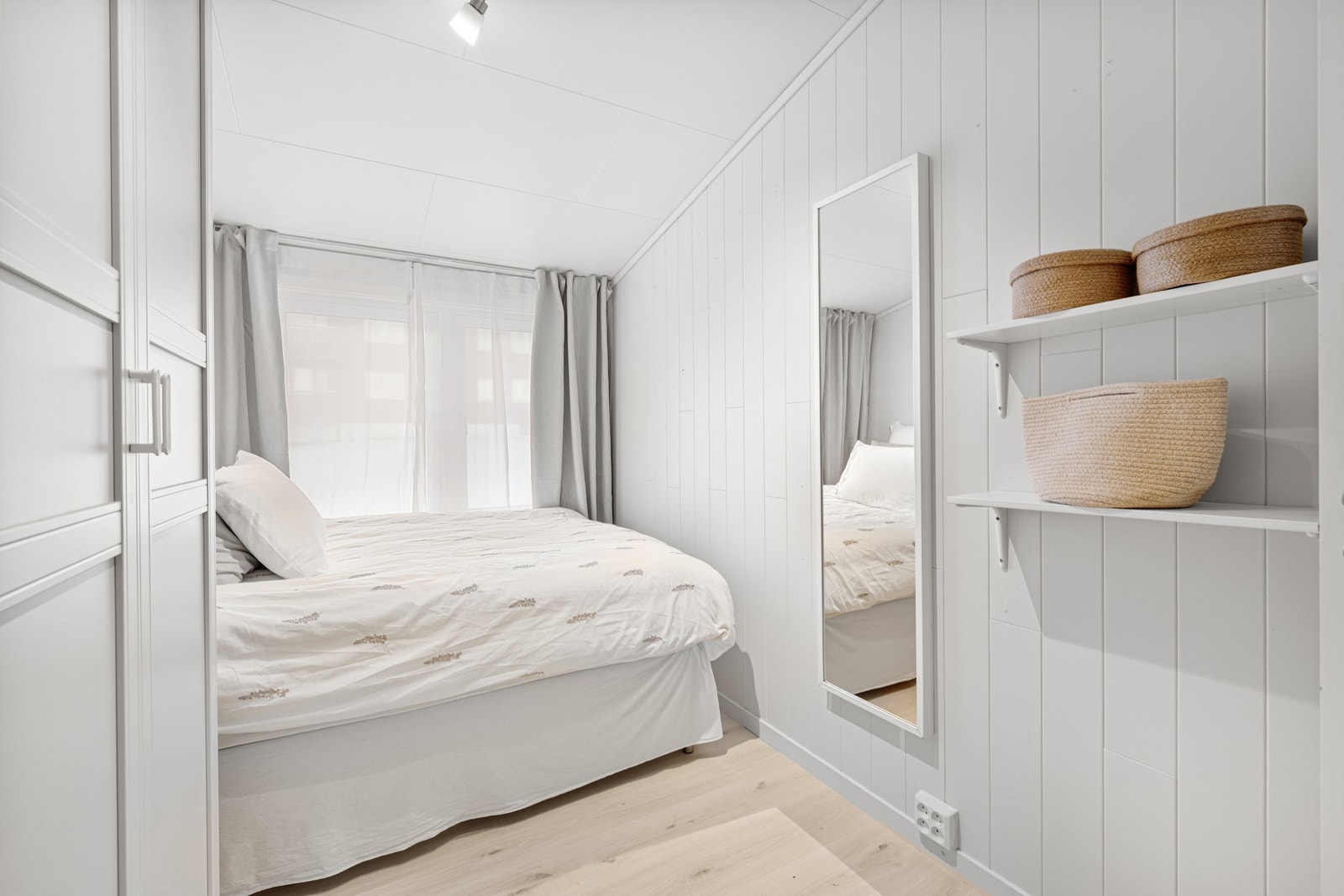 Leiligheten har to romslige soverom samt et som ikke er godkjent for varig opphold. Galleribilde