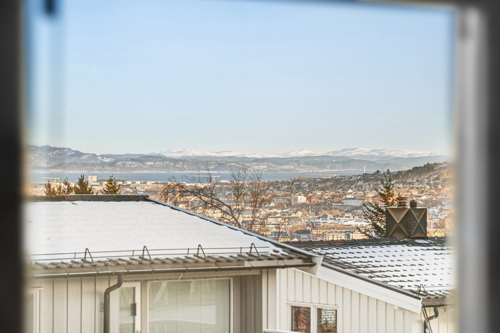 Fantastisk utsikt mot byen og fjorden. Galleribilde