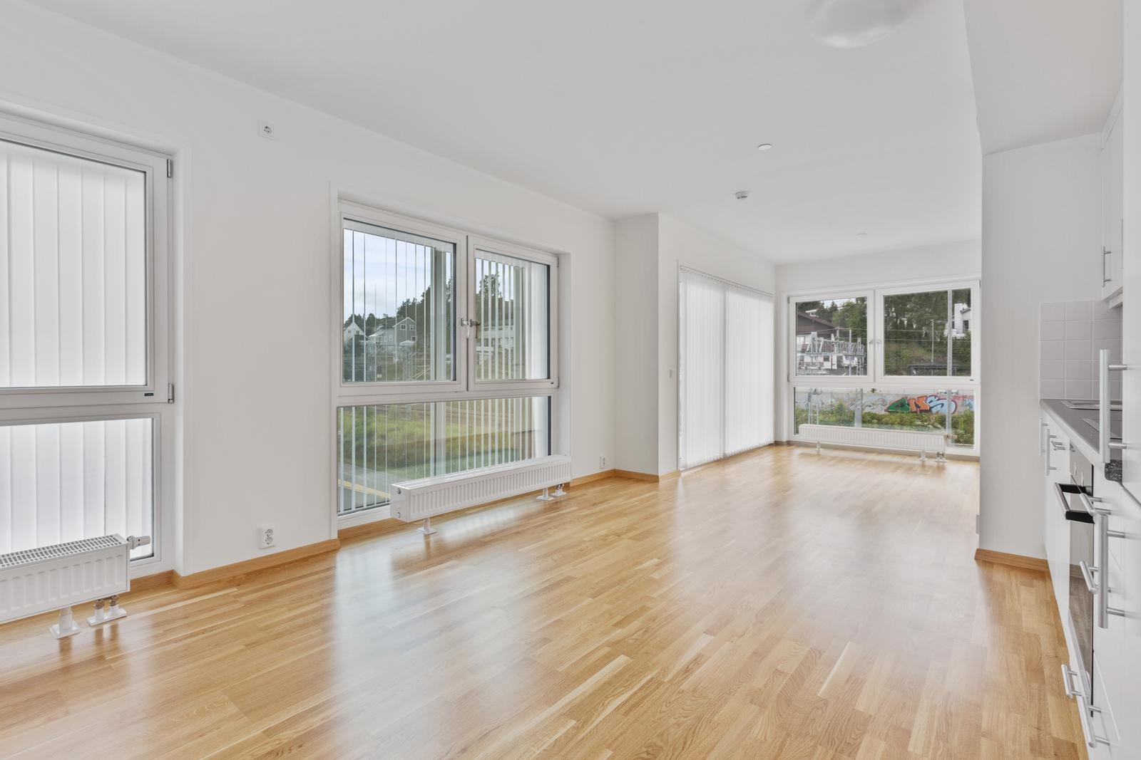 Stue med utgang til innglasset balkong Galleribilde