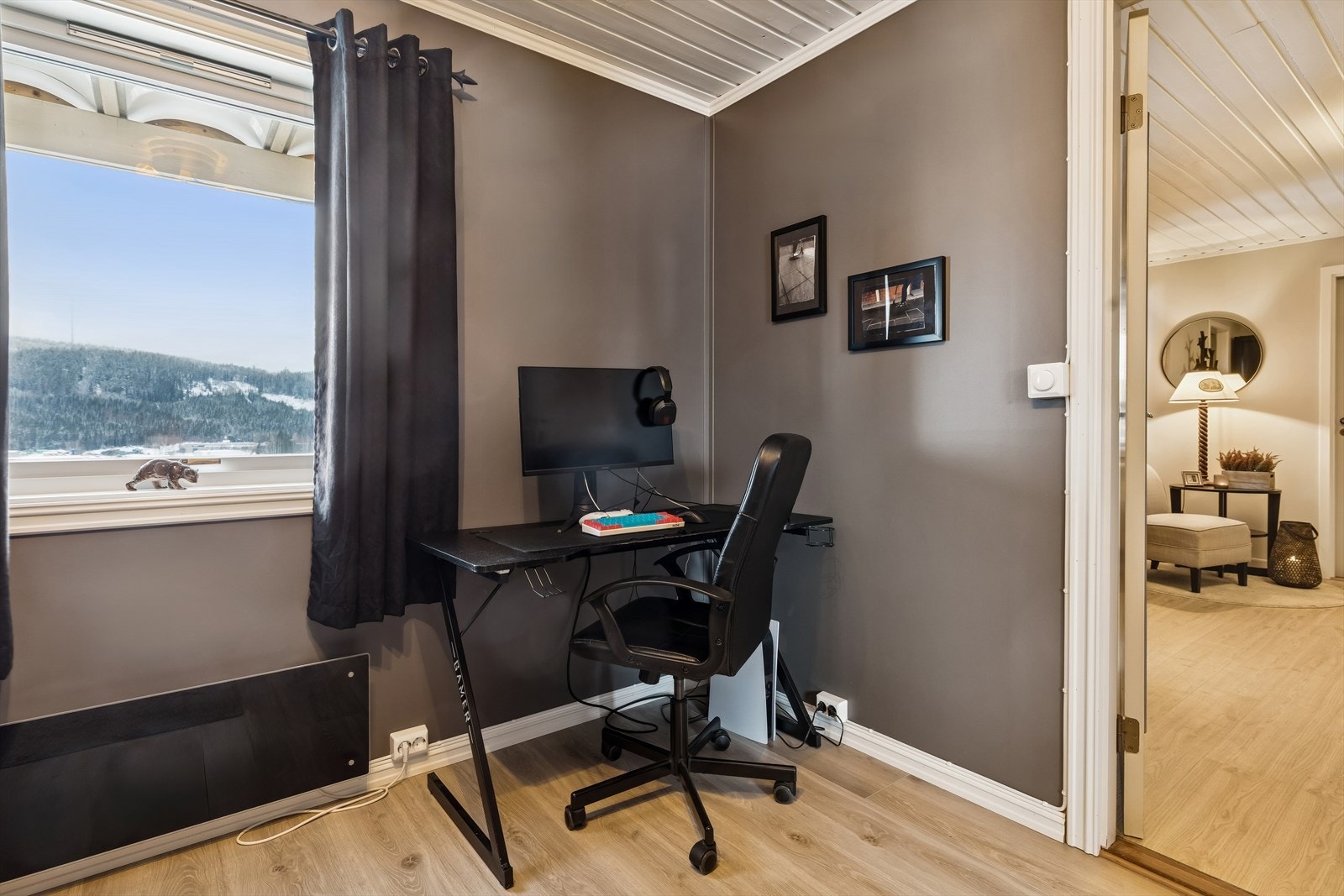 En liten kontorplass er det også plass til på soverommet. Galleribilde