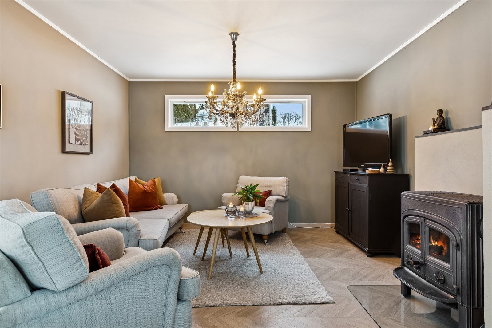 Her kan man kose seg med tv-titting og den gode varmen fra vedovnen. Galleribilde