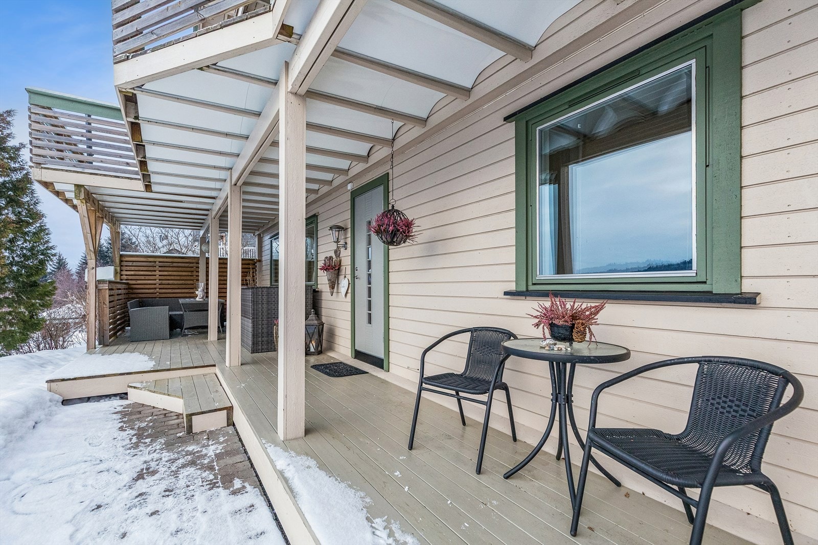 Overbygd inngangsparti og terrasse. Galleribilde