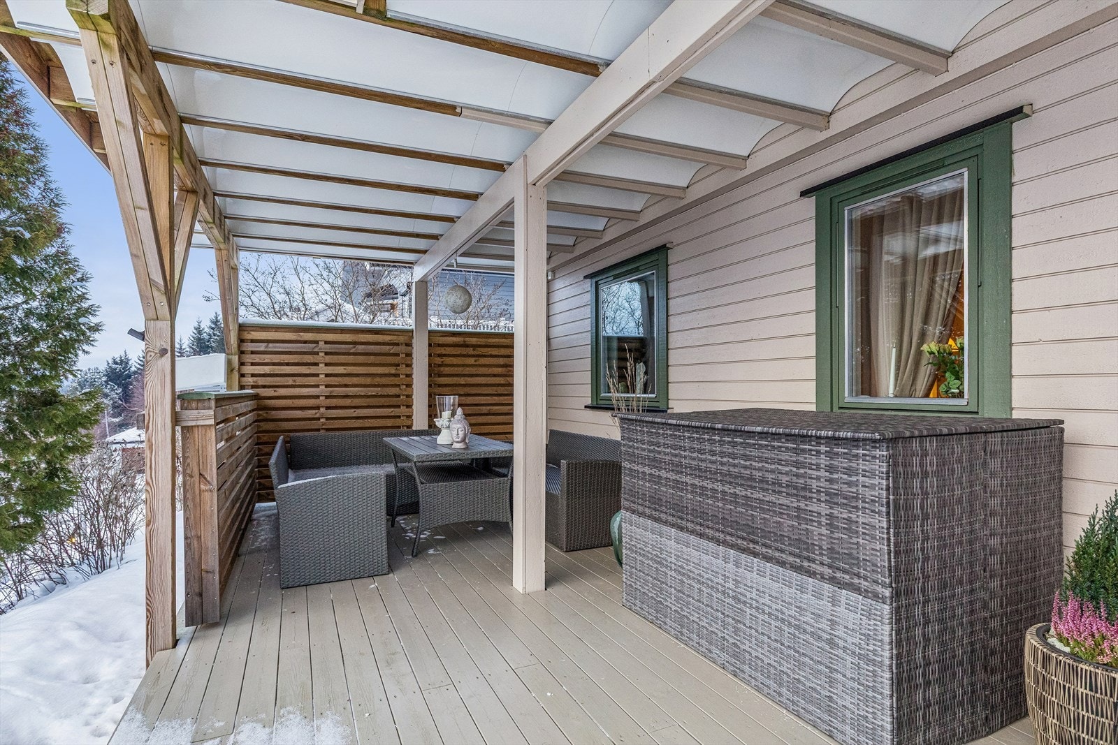 Koselig terrassehjørne ved inngangsparti. Galleribilde