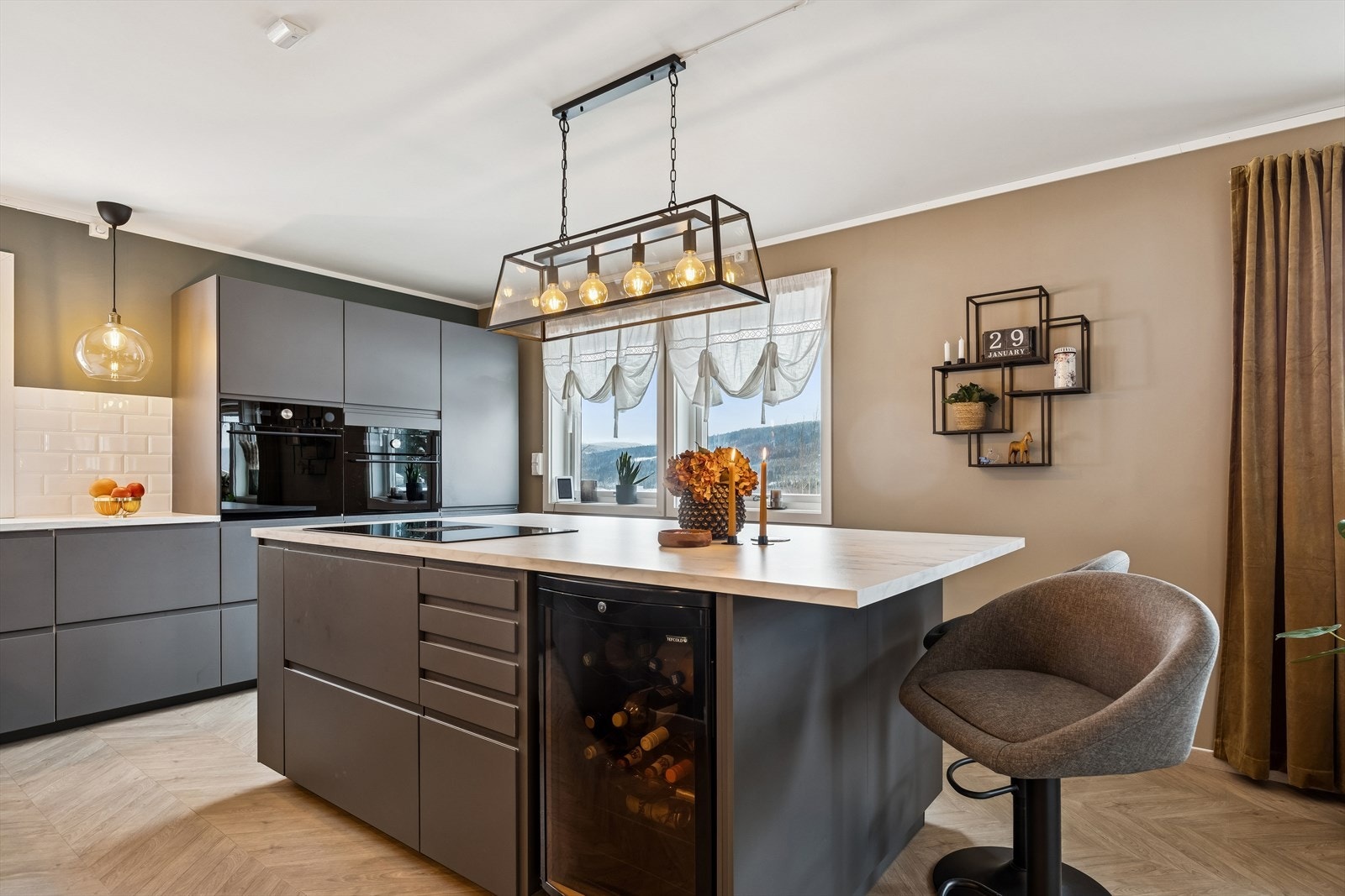 Kjøkkenøy med integrert koketopp og vinskap. Galleribilde