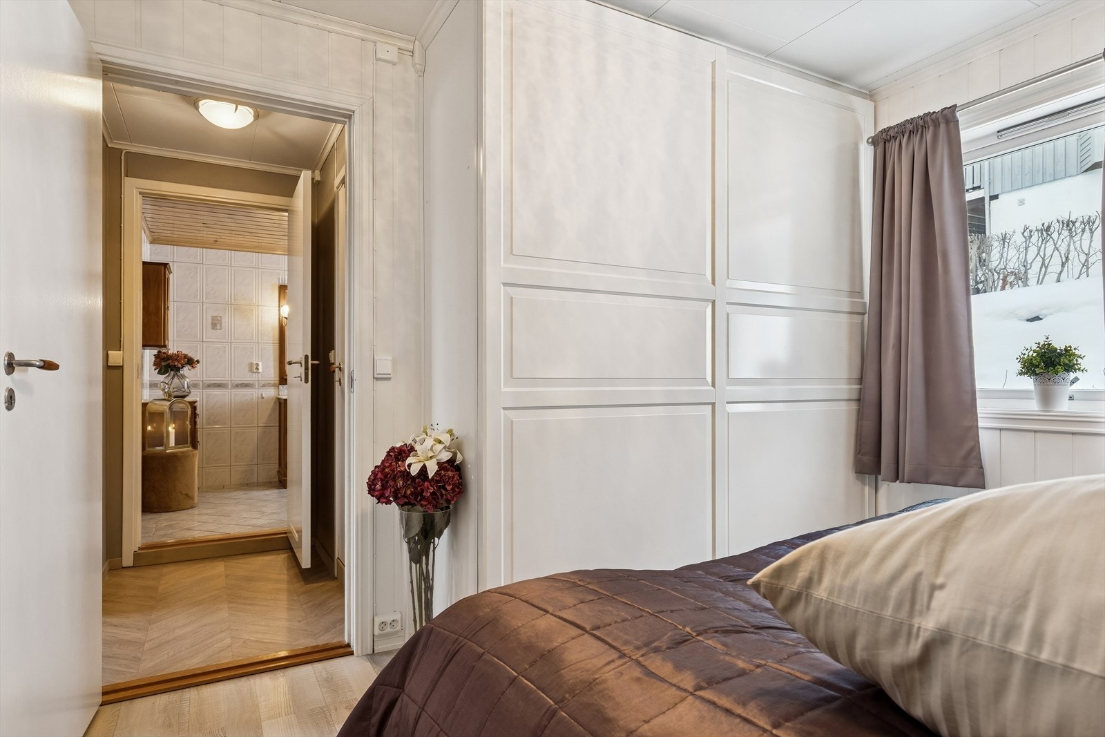 Hovedsoverom med plassbygd garderobeskap. Galleribilde