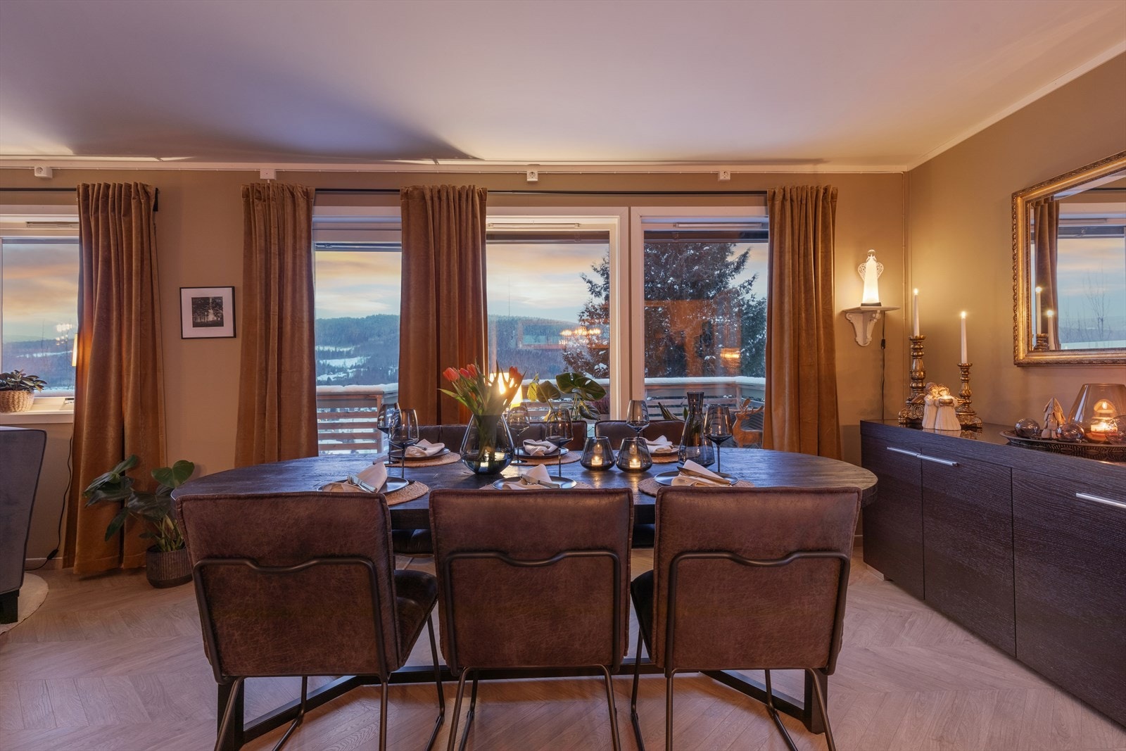 Her kan man kose seg med en god middag i blåtimen. Galleribilde