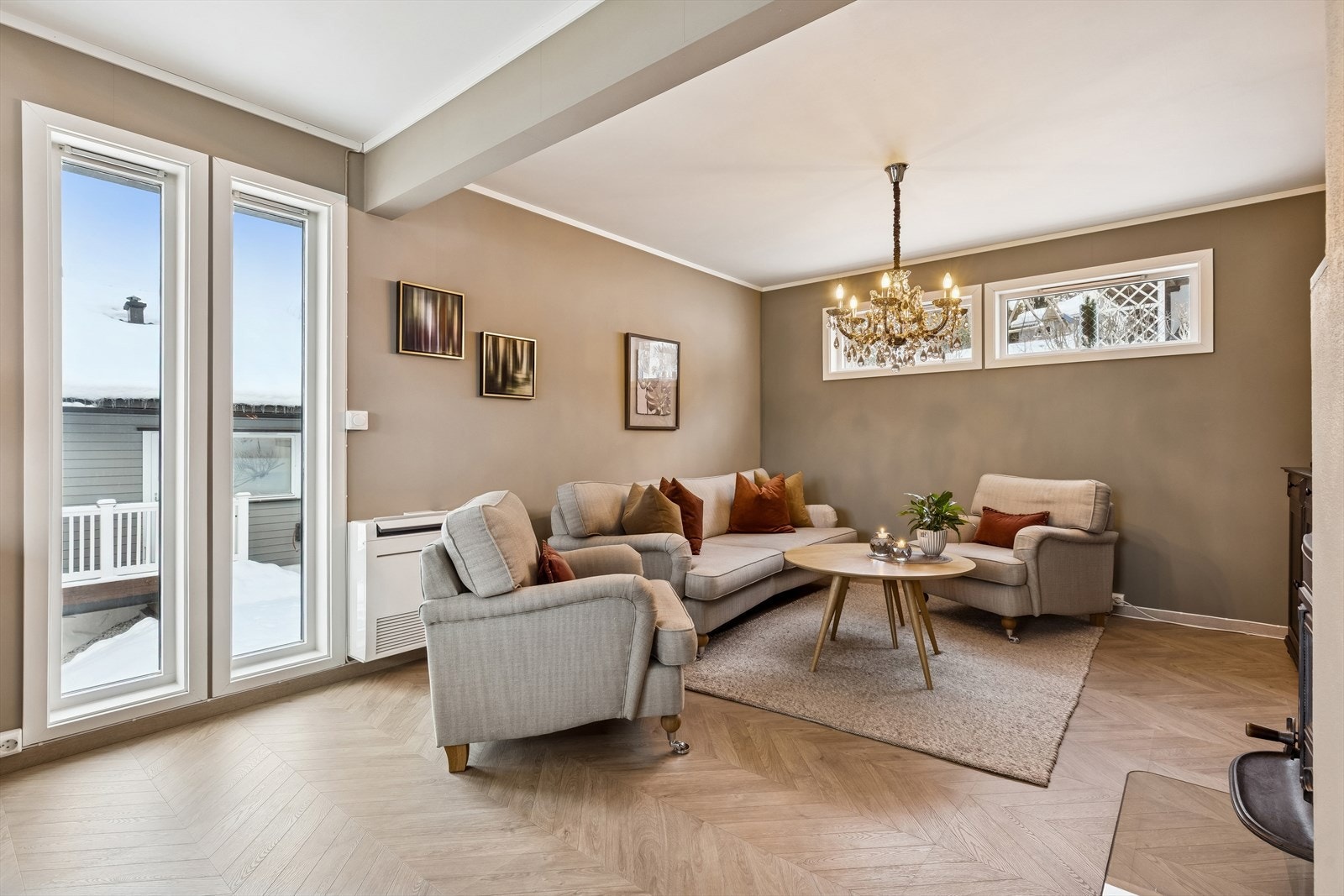 Fra den koselige stuen er det utgang til terrasse. Galleribilde