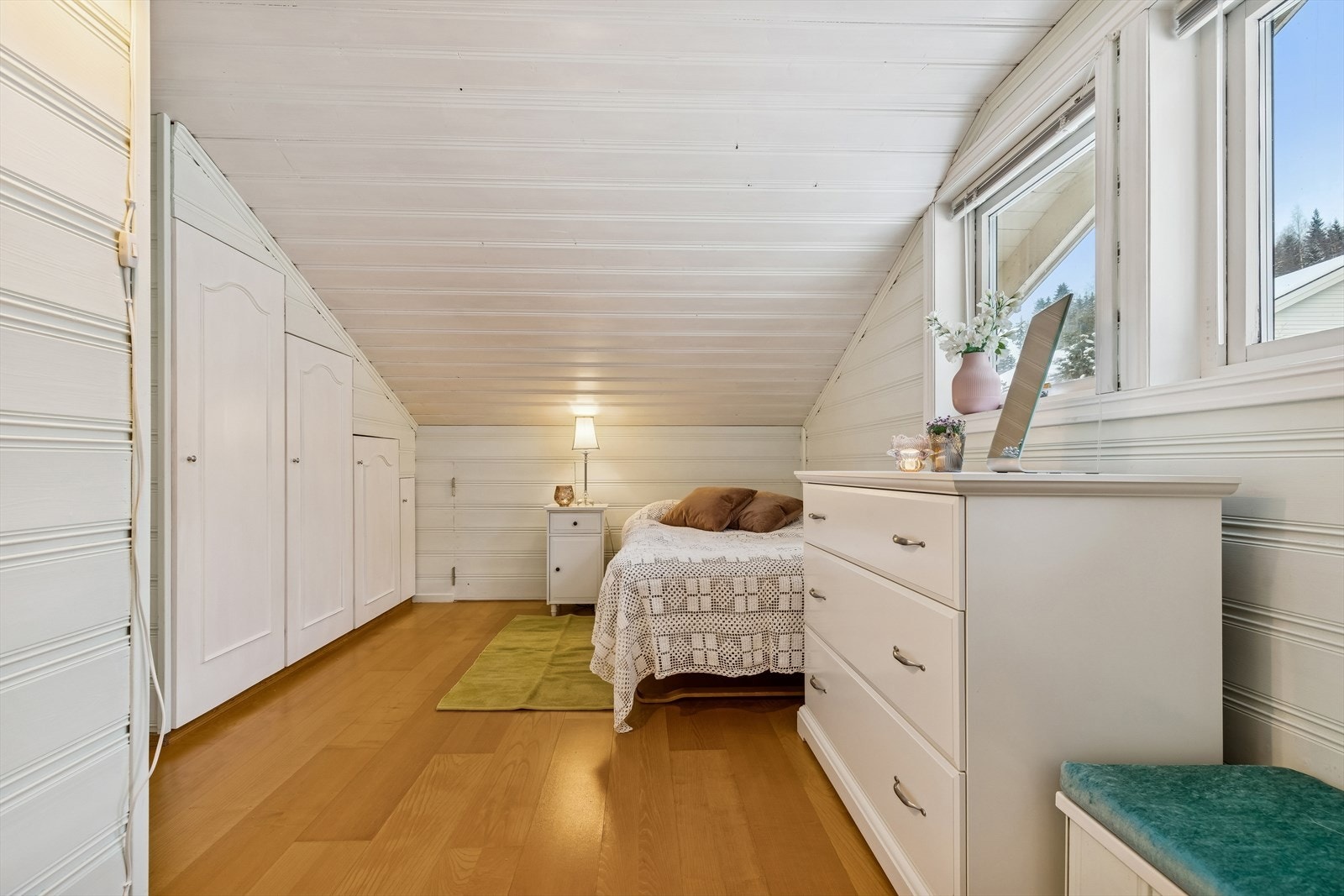 Soverommet har godt med garderobeplass. Galleribilde