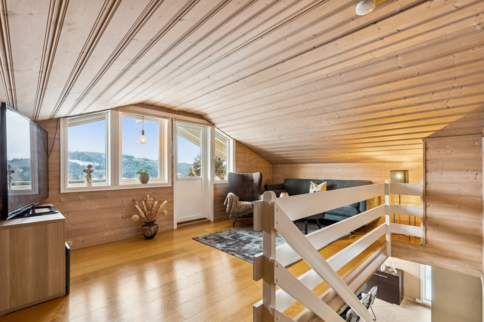 Lys og trivelig loftstue med utgang til balkong. Galleribilde